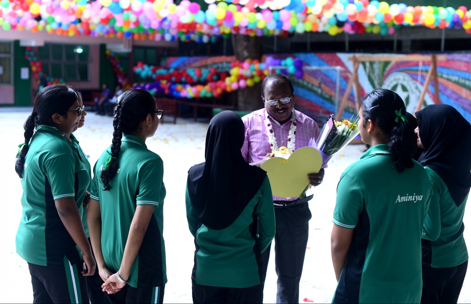 މާލެ: އޮކްޓޯބަރު 4، 2016- ޓީޗަރުންގެ ދުވަސް ފާހަގަކުރުމުގެ ގޮތުން، އަމީނިއްޔާ ސްކޫލުގެ ދަރިވަރުންތަކެއް ޓީޗަރަކަށް ހަދިޔާއެއް ދެނީ: ޓީޗަރުންގެ ދުވަހަކީ އޮކްޓޯބަރު 5 ކަމަށް ވިޔަސް ދެ ދުވަސް ކުރިން ފެށިގެން ސްކޫލުތަކުގައި އަންނަނީ މި ދުވަސް ފާހަގަކުރަމުން.---ފޮޓޯ: ހުސެއިން ޝަޔާހް/މިހާރު