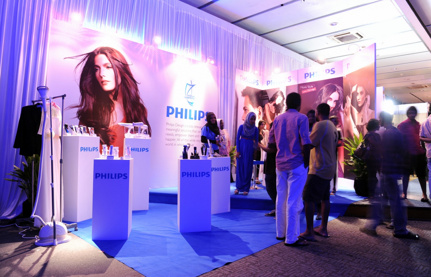 މިދިޔަ އަހަރުގެ ބްރައިޑް ފެއާގައި ހުރި ސްޓޯލަކަށް ބަޔަކު ޒިޔާރަތްކުރަނީ: މިއަހަރުގެ ބްރައިޑް ފެއާ މާދަމާ ރޭ ފަށާނެ .-- ފޮޓޯ: ބްރައިޑް މޯލްޑިވްސް