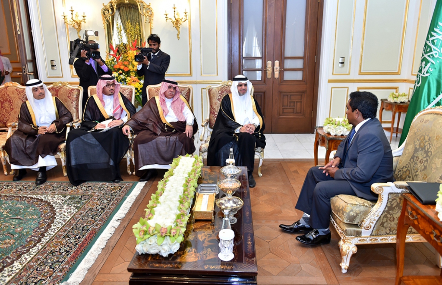 ރައީސް ޔާމީން ސައުދީ އަށް ކުރައްވަމުން ގެންދަވާ ރަސްމީ ދަތުރުފުޅުގައި އެ ގައުމުގެ އެޑިއުކޭޝަން މިނިސްޓަރު ޑރ. އަހްމަދު އަލް-އިއްސާއާ މިއަދު ބައްދަލުކުރައްވަނީ.--- ފޮޓޯ: ރައީސް އޮފީސް