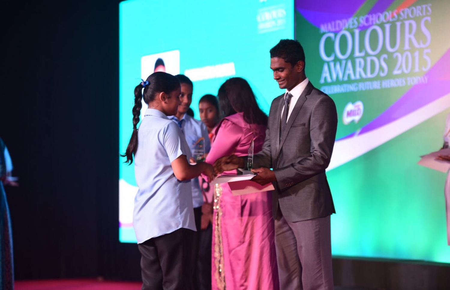 ރާއްޖޭގެ އެންމެ ބާރު ދުވުންތެރިޔާ ހަސަން ސާއީދު، ކަލާސް އެވޯޑު ލިބުނު ދަރިވަރަކަށް އެވޯޑު ރޭ ހަވާލު ކޮށްދެއްވަނީ.-- ފޮޓޯ: ހުސެއިން ޝަޔާހު/ މިހާރު