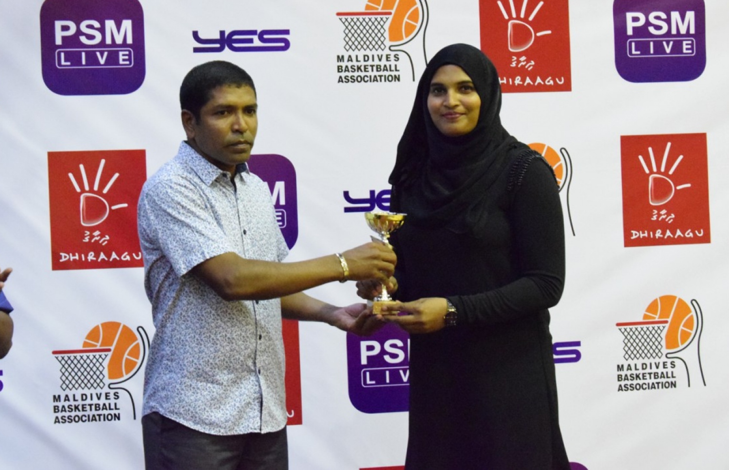 މުބާރާތުގައި އެންމެ ގިނަ ޕޮއިންޓް އެއްކުރި ކުޅުންތެރިޔާ ރިޝްމާ (ކ) އިނާމާ ހަވާލުވަނީ. --ފޮޓޯ: އެމްބީއޭ