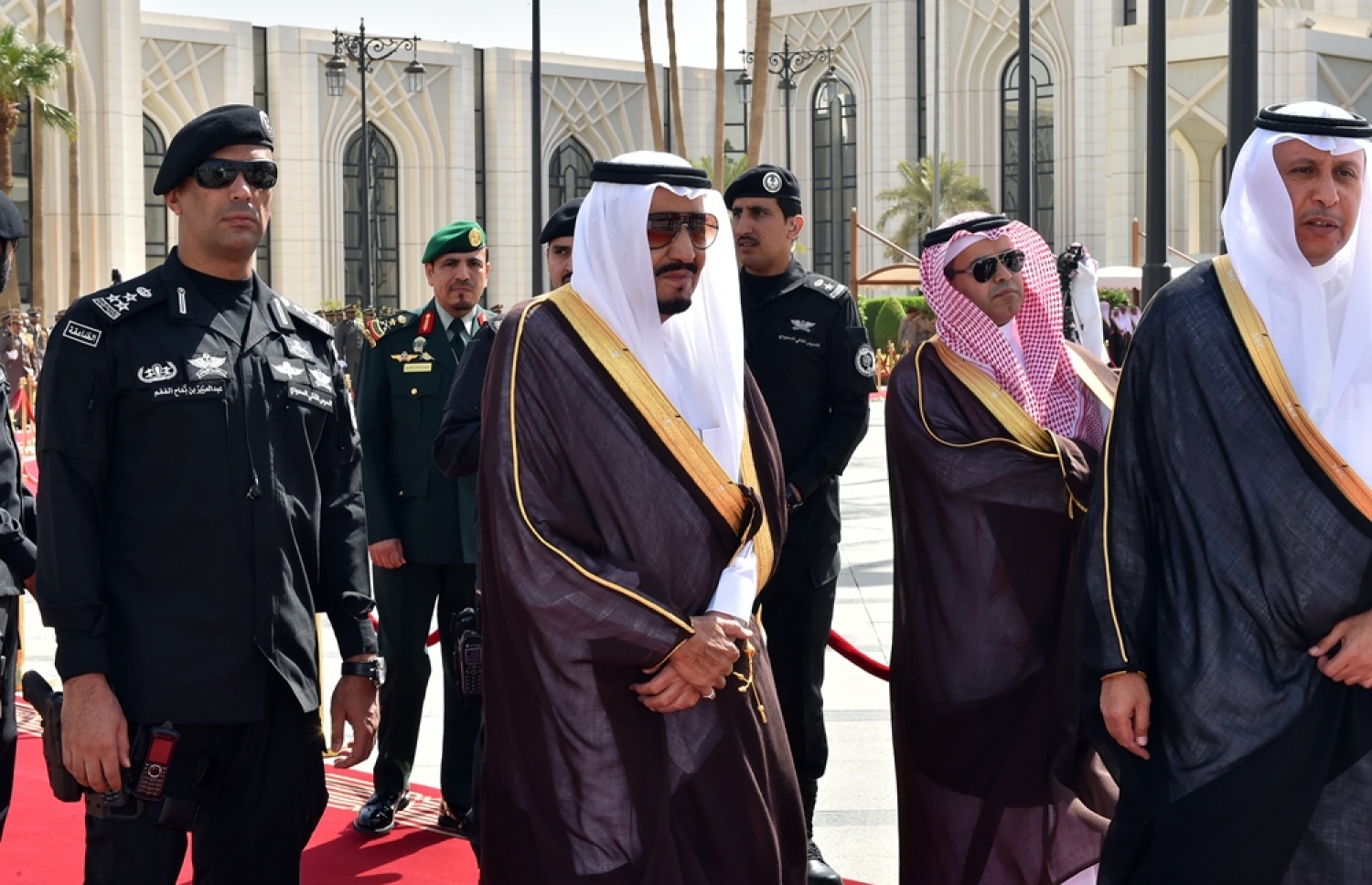 ރިޔާޟް، ސައުދީ އަރަބިއްޔާ: އޮކްޓޯބަރު 4، 2016: ރައީސް އަބްދުﷲ ޔާމީނަށް ސައޫދީ އަރަބިއްޔާގެ ރަސްގެފާނު ސަލްމާން ބިން އަބްދުލްއަޒީޒް އާލްސައުދު ރަސްމީ ގޮތުން މަރުޙަބާ ދެންނެވުމަށް ރަސްގެފާނުގެ ޝާހީ ގަނޑުވަރުގައި ބޭއްވި ހަފްލާގައި، ރަސްގެފާނު ބައިވެރިވެވަޑައިގަންނަވަނީ.---ފޮޓޯ: ރައީސް އޮފީސް