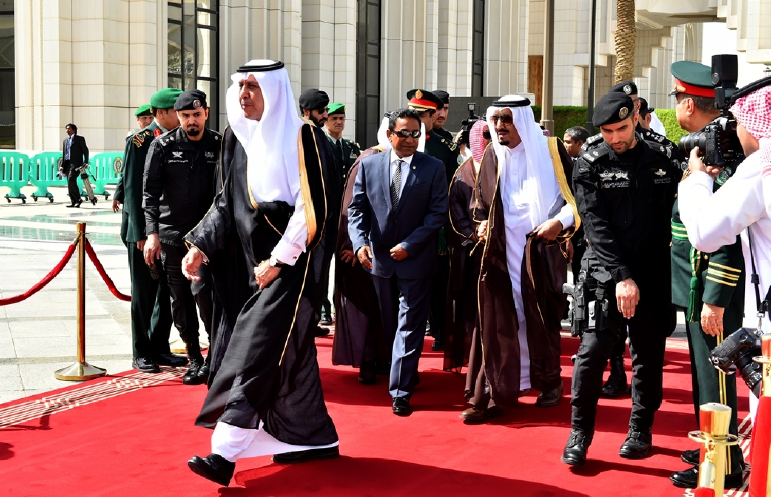 ރިޔާޟް، ސައުދީ އަރަބިއްޔާ: އޮކްޓޯބަރު 4، 2016: ރައީސް އަބްދުﷲ ޔާމީނަށް ސައޫދީ އަރަބިއްޔާގެ ރަސްގެފާނު ސަލްމާން ބިން އަބްދުލްއަޒީޒް އާލްސައުދު ރަސްމީ ގޮތުން މަރުޙަބާ ދެންނެވުމަށް ރަސްގެފާނުގެ ޝާހީ ގަނޑުވަރުގައި ބޭއްވި ހަފްލާގެ ތެރެއިން.---ފޮޓޯ: ރައީސް އޮފީސް