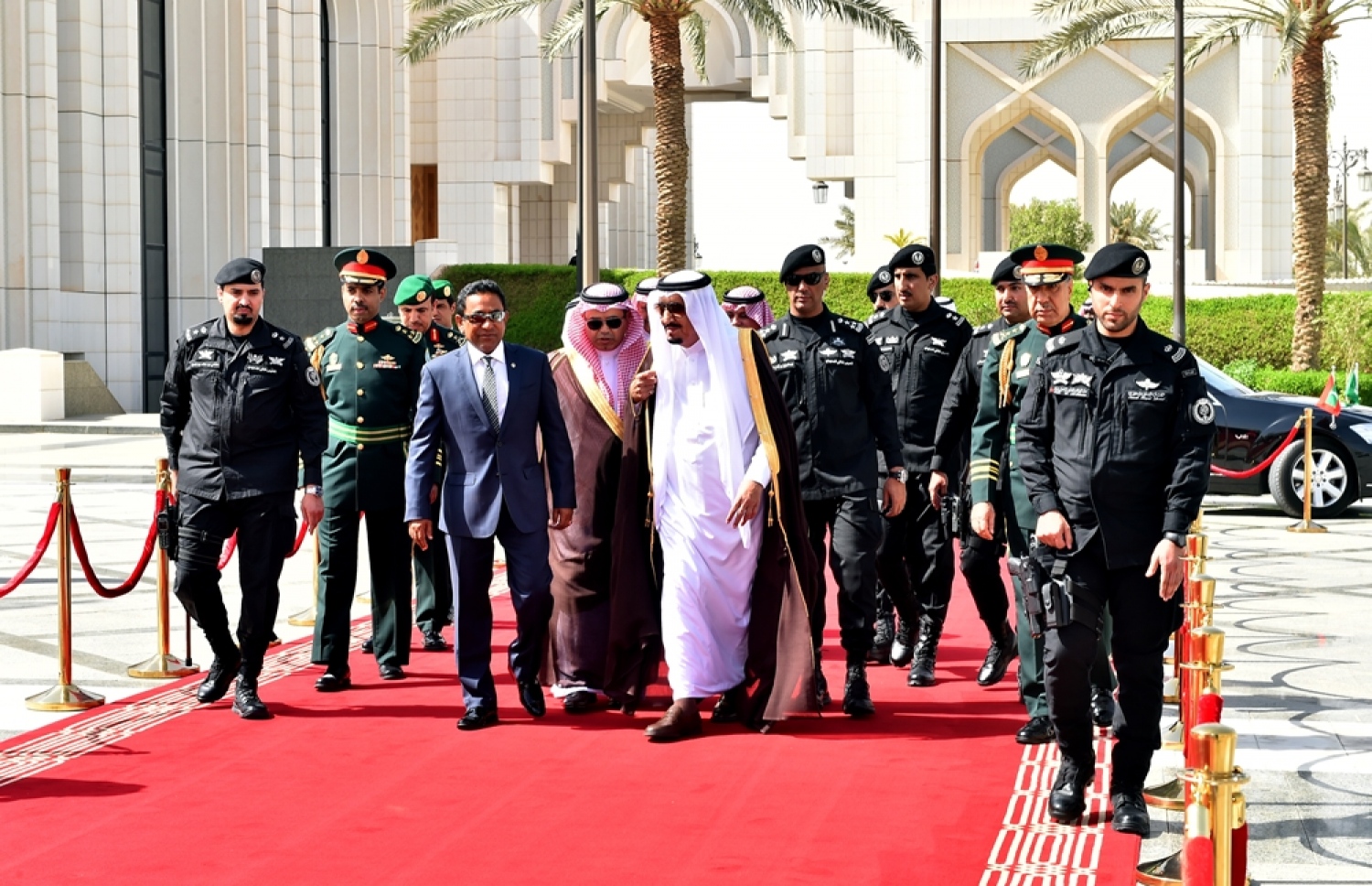 ރިޔާޟް، ސައުދީ އަރަބިއްޔާ: އޮކްޓޯބަރު 4، 2016: ރައީސް އަބްދުﷲ ޔާމީނަށް ސައޫދީ އަރަބިއްޔާގެ ރަސްގެފާނު ސަލްމާން ބިން އަބްދުލްއަޒީޒް އާލްސައުދު ރަސްމީ ގޮތުން މަރުޙަބާ ދެންނެވުމަށް ރަސްގެފާނުގެ ޝާހީ ގަނޑުވަރުގައި ބޭއްވި ހަފްލާގެ ތެރެއިން.---ފޮޓޯ: ރައީސް އޮފީސް