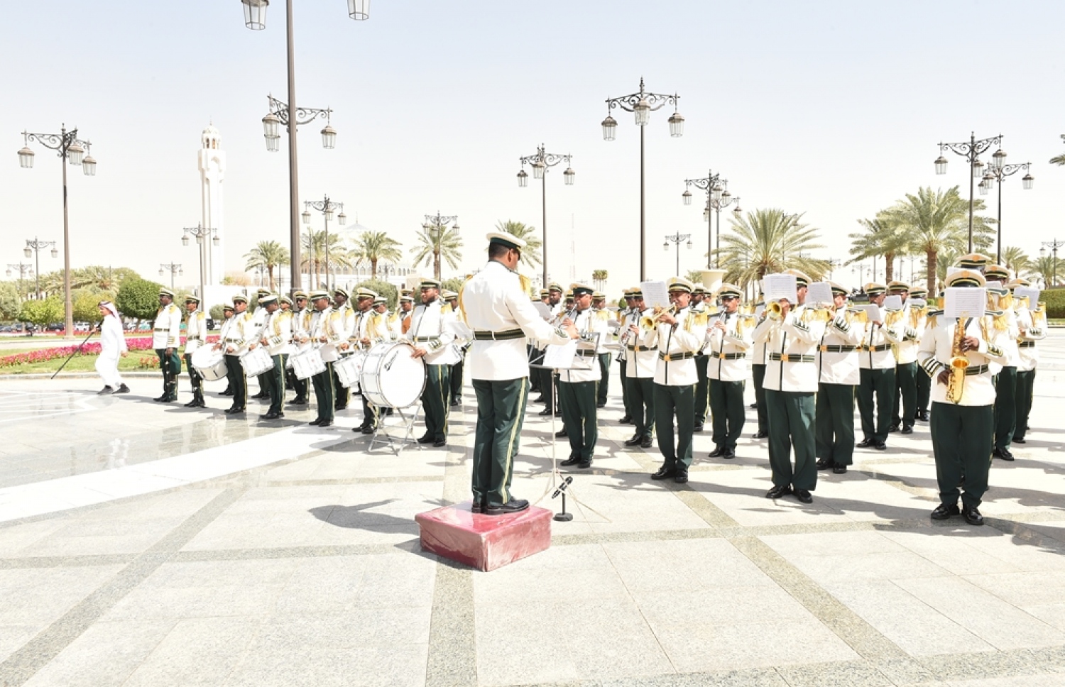 ރިޔާޟް، ސައުދީ އަރަބިއްޔާ: އޮކްޓޯބަރު 4، 2016: ރައީސް އަބްދުﷲ ޔާމީނަށް ސައޫދީ އަރަބިއްޔާގެ ރަސްގެފާނު ސަލްމާން ބިން އަބްދުލްއަޒީޒް އާލްސައުދު ރަސްމީ ގޮތުން މަރުޙަބާ ދެންނެވުމަށް ރަސްގެފާނުގެ ޝާހީ ގަނޑުވަރުގައި ބޭއްވި ހަފްލާގެ ތެރެއިން.---ފޮޓޯ: ރައީސް އޮފީސް