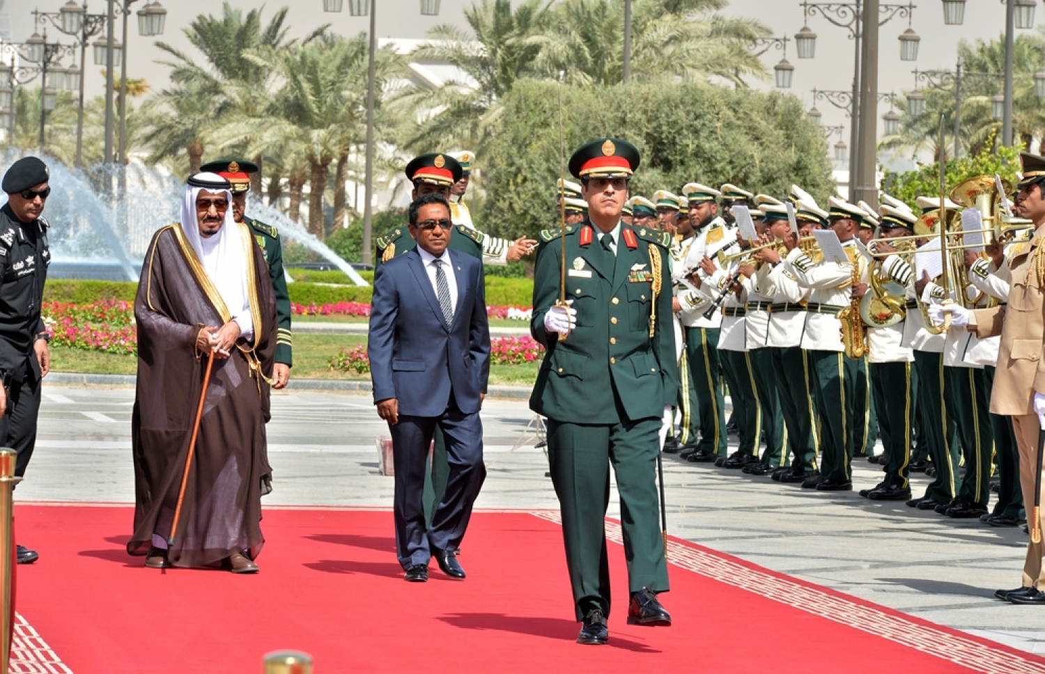 ރިޔާޟް، ސައުދީ އަރަބިއްޔާ: އޮކްޓޯބަރު 4، 2016: ރައީސް އަބްދުﷲ ޔާމީނަށް ސައޫދީ އަރަބިއްޔާގެ ރަސްގެފާނު ސަލްމާން ބިން އަބްދުލްއަޒީޒް އާލްސައުދު ރަސްމީ ގޮތުން މަރުޙަބާ ދެންނެވުމަށް ރަސްގެފާނުގެ ޝާހީ ގަނޑުވަރުގައި ބޭއްވި ހަފްލާގައިި ރައީސް ޔާމީނަށް ގާޑް އޮފް އޮނާއެއް އަރުވަނީ.---ފޮޓޯ: ރައީސް އޮފީސް