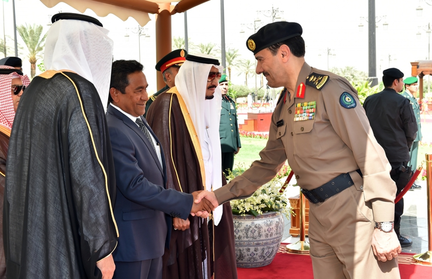 ރިޔާޟް، ސައުދީ އަރަބިއްޔާ: އޮކްޓޯބަރު 4، 2016: ރައީސް އަބްދުﷲ ޔާމީނަށް ސައޫދީ އަރަބިއްޔާގެ ރަސްގެފާނު ސަލްމާން ބިން އަބްދުލްއަޒީޒް އާލްސައުދު ރަސްމީ ގޮތުން މަރުޙަބާ ދެންނެވުމަށް ރަސްގެފާނުގެ ޝާހީ ގަނޑުވަރުގައި ބޭއްވި ހަފްލާގައި، އެ ގައުމުގެ އިސްބޭފުޅަކާ ރައީސް ޔާމީން ސަލާމް ކުރައްވަނީ.---ފޮޓޯ: ރައީސް އޮފީސް