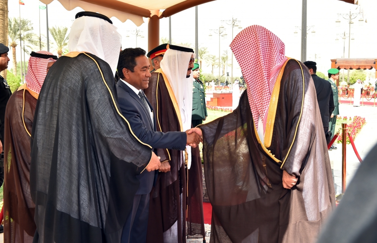 ރިޔާޟް، ސައުދީ އަރަބިއްޔާ: އޮކްޓޯބަރު 4، 2016: ރައީސް އަބްދުﷲ ޔާމީނަށް ސައޫދީ އަރަބިއްޔާގެ ރަސްގެފާނު ސަލްމާން ބިން އަބްދުލްއަޒީޒް އާލްސައުދު ރަސްމީ ގޮތުން މަރުޙަބާ ދެންނެވުމަށް ރަސްގެފާނުގެ ޝާހީ ގަނޑުވަރުގައި ބޭއްވި ހަފްލާގައި، އެ ގައުމުގެ އިސްބޭފުޅަކާ ރައީސް ޔާމީން ސަލާމް ކުރައްވަނީ.---ފޮޓޯ: ރައީސް އޮފީސް