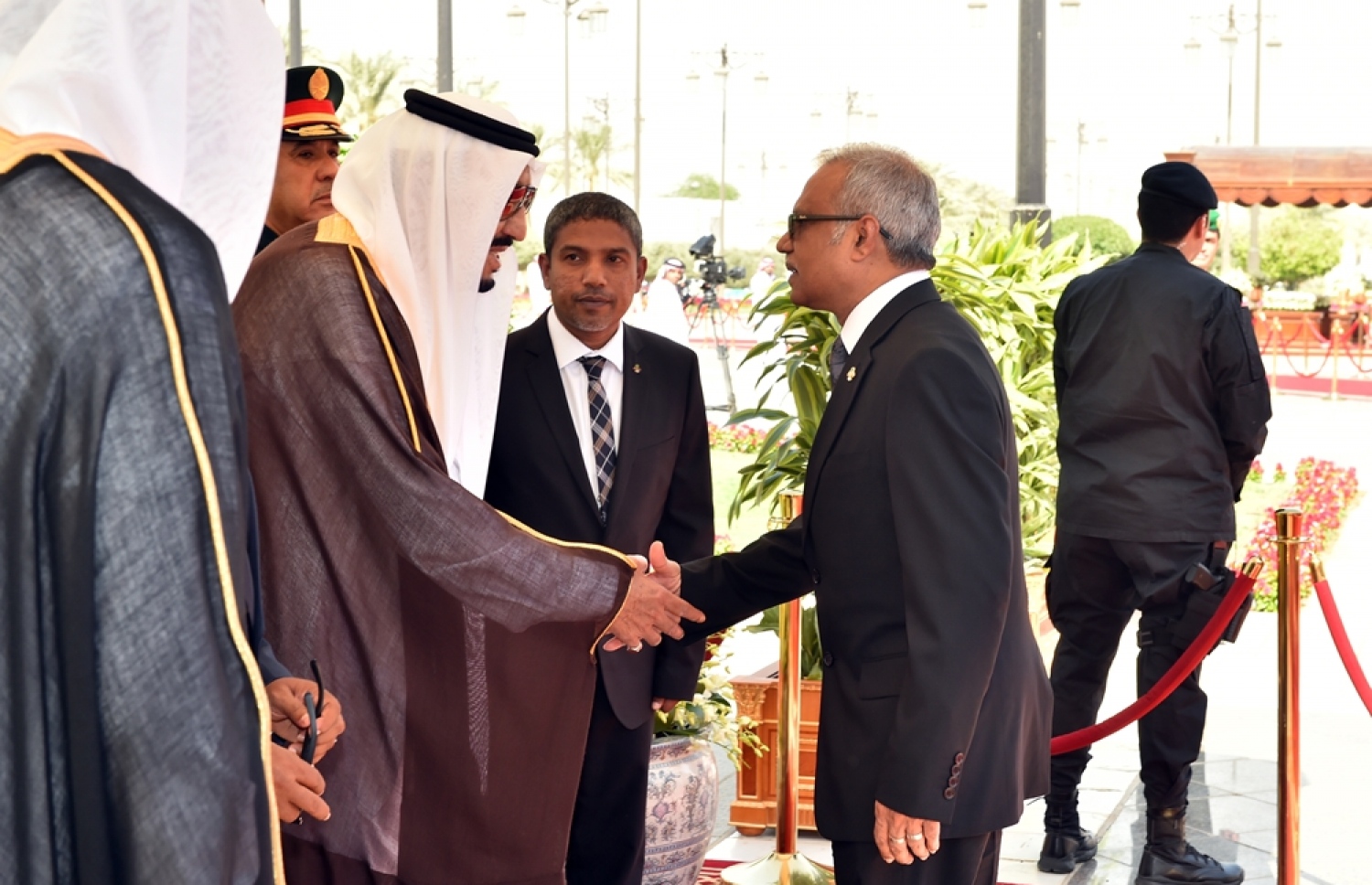 ރިޔާޟް، ސައުދީ އަރަބިއްޔާ: އޮކްޓޯބަރު 4، 2016: ރައީސް އަބްދުﷲ ޔާމީނަށް ސައޫދީ އަރަބިއްޔާގެ ރަސްގެފާނު ސަލްމާން ބިން އަބްދުލްއަޒީޒް އާލްސައުދު ރަސްމީ ގޮތުން މަރުޙަބާ ދެންނެވުމަށް ރަސްގެފާނުގެ ޝާހީ ގަނޑުވަރުގައި ބޭއްވި ހަފްލާގައި، ރާއްޖޭގެ ފޮރިން މިނިސްޓަރު އާސިމްއާ ރަސްގެފާނު ސަލާމް ކުރައްވަނީ.--ފޮޓޯ: ރައީސް އޮފީސް