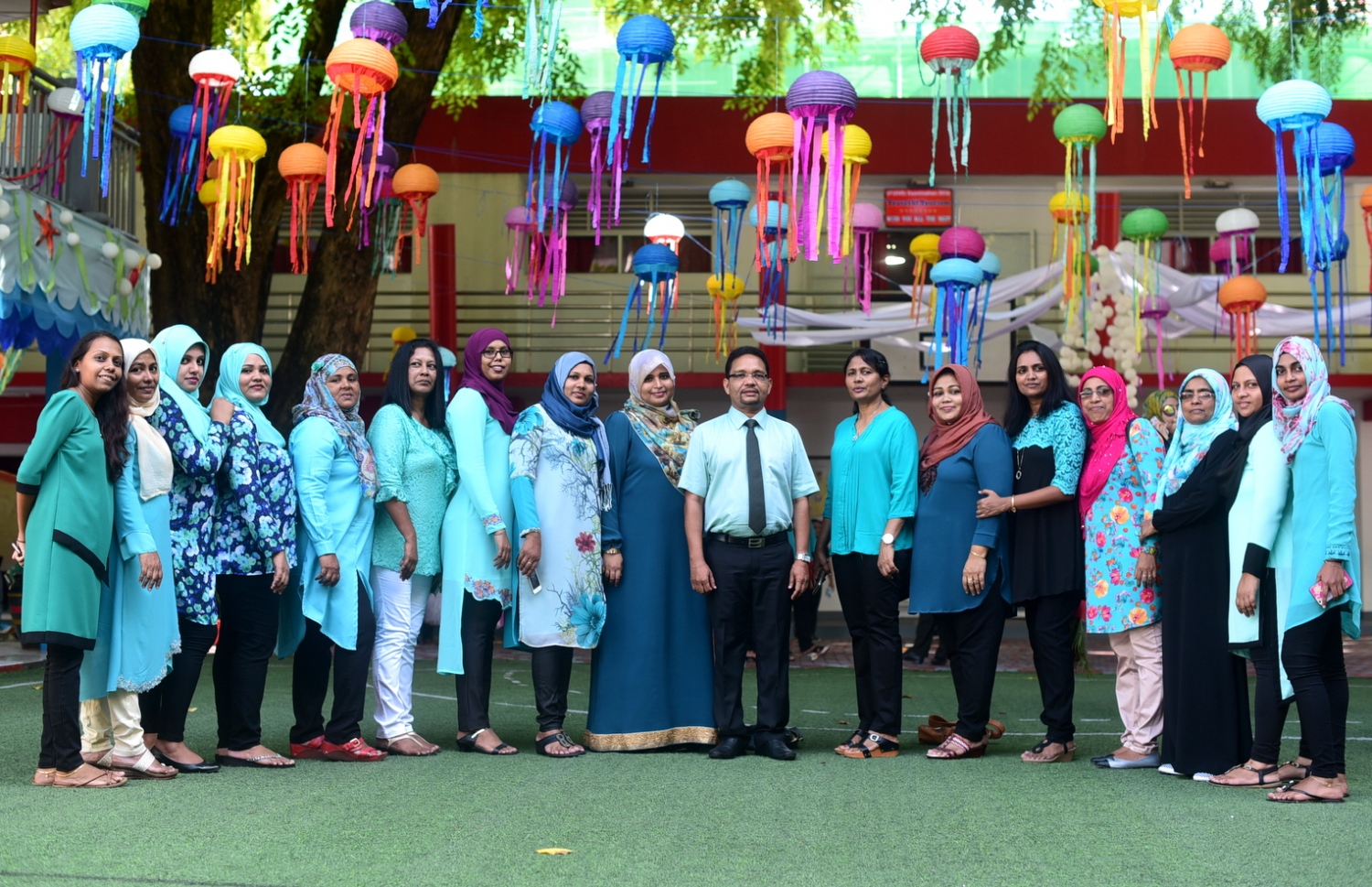 މާލެ: އޮކްޓޯބަރު 5، 2016- ބައިނަލްއަގްވާމީ ޓީޗަރުންގެ ދުވަސް ފާހަގަކުރުމަށް އިސްކަންދަރު ސްކޫލުގައި ބޭއްވި ފޮޓޯ ސެޝަނެއްގައި އެ ސްކޫލުގެ އިސްވެރިންނާއި ބައެއް ޓީޗަރުން ބައިވެރިވަނީ.--- ފޮޓޯ: ނިޝާން އަލީ/މިހާރު