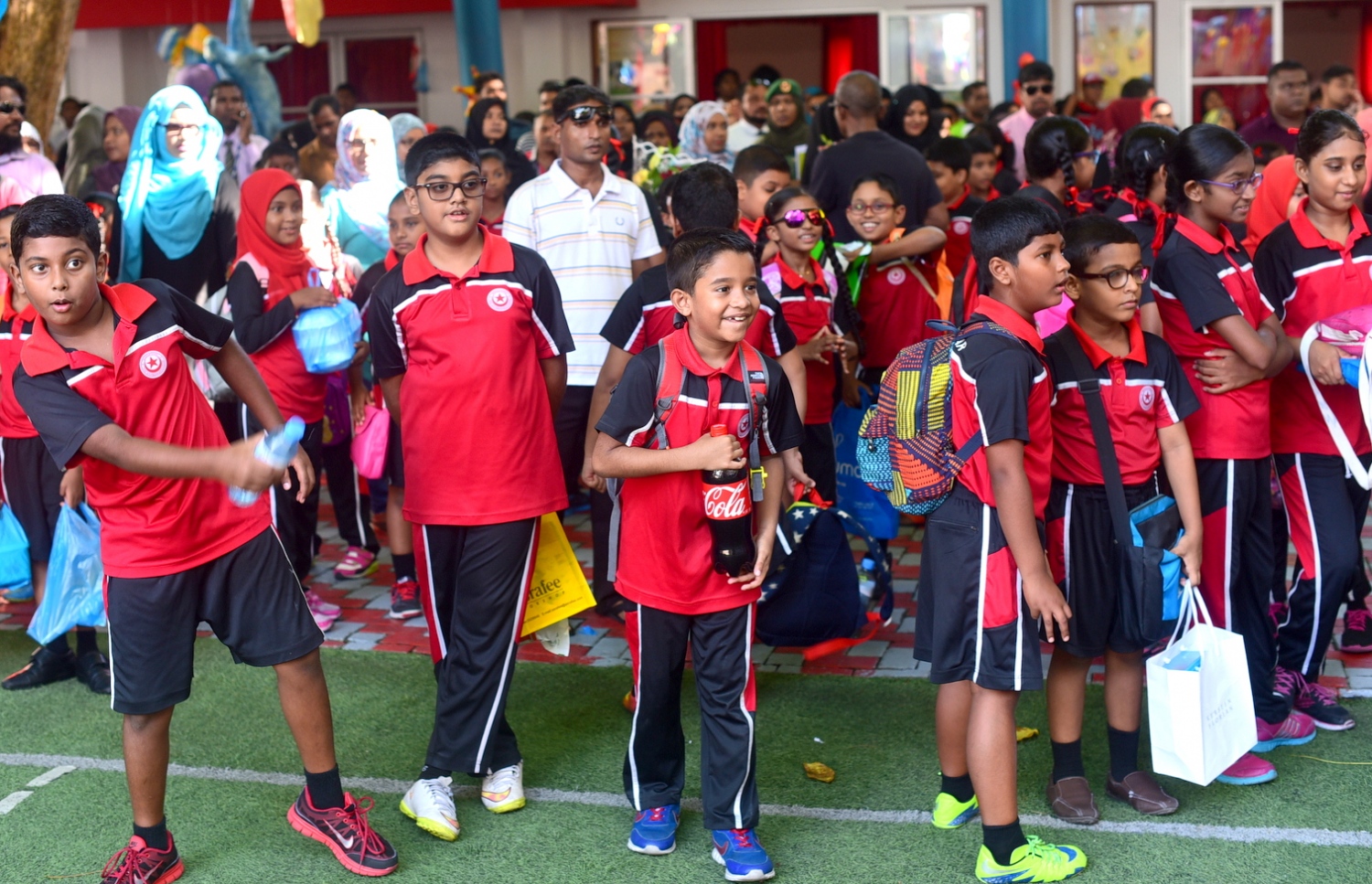 އިސްކަންދަރު ސްކޫލުގައި ޓީޗަރުންގެ ދުވަސް ފާހަގަކުރުމަށް އެ ސްކޫލުގެ ހޯލުތެރޭގައި ދަރިވަރުން ހަރަކާތްތެރިވަނީ.- ފޮޓޯ: ހުސެއިން ޝަޔާހު/ މިހާރު