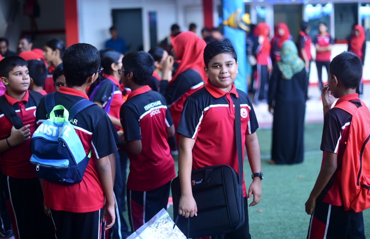 މާލެ: އޮކްޓޯބަރު 5، 2016- ބައިނަލްއަގްވާމީ ޓީޗަރުންގެ ދުވަހުގެ ހަރަކާތްތަކުގައި ބައިވެރިވި އިސްކަންދަރު ސްކޫލުގެ ބައެއް ކުދިން ސްކޫލުގެ ގޯތިތެރޭގައި.---ފޮޓޯ: ނިޝާން އަލީ/މިހާރު