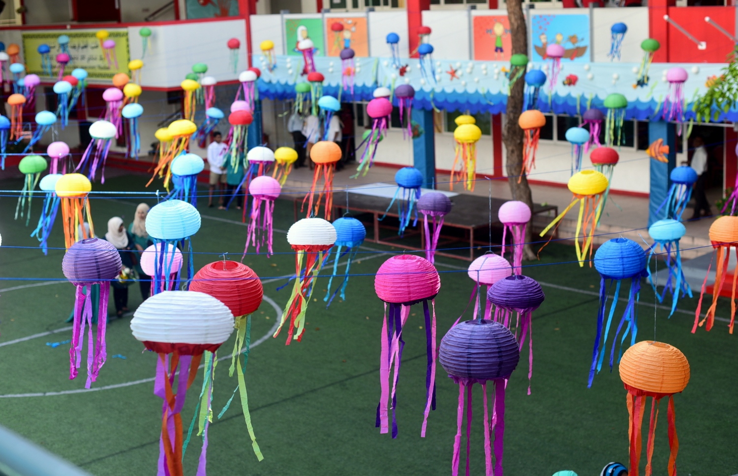 މާލެ: އޮކްޓޯބަރު 5، 2016- ބައިނަލްއަގްވާމީ ޓީޗަރުންގެ ދުވަސް ފާހަގަކުރުމަށް އިސްކަންދަރު ސްކޫލުގެ ގޯތިތެރެ ޒީނަތްތެރިކޮށްފައި: ޓީޗަރުންގެ ދުވަސް މި ސްކޫލުގައި ވެސް ކުލަގަދަކޮށް ފާހަގަކުރި.---ފޮޓޯ:ހުސެއިން ޝަޔާހް/މިހާރު