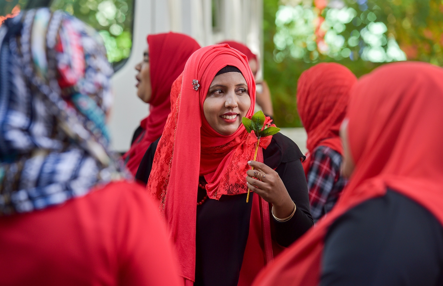 މާލެ: އޮކްޓޯބަރު 5، 2016:- ބައިނަލްއަގްވާމީ ޓީޗަރުންގެ ދުވަހުގެ ހަރަކާތްތަކަށް، ހިރިޔާ ސްކޫލުގެ ޓީޗަރުން ސަފު ހަދާފައި ސްކޫލަށް ދަނީ: މި ދުވަސް ވަރަށް ކުލަގަދަކޮށް ފާހަގަކުރި.---ފޮޓޯ: ނިޝާން އަލީ/މިހާރު