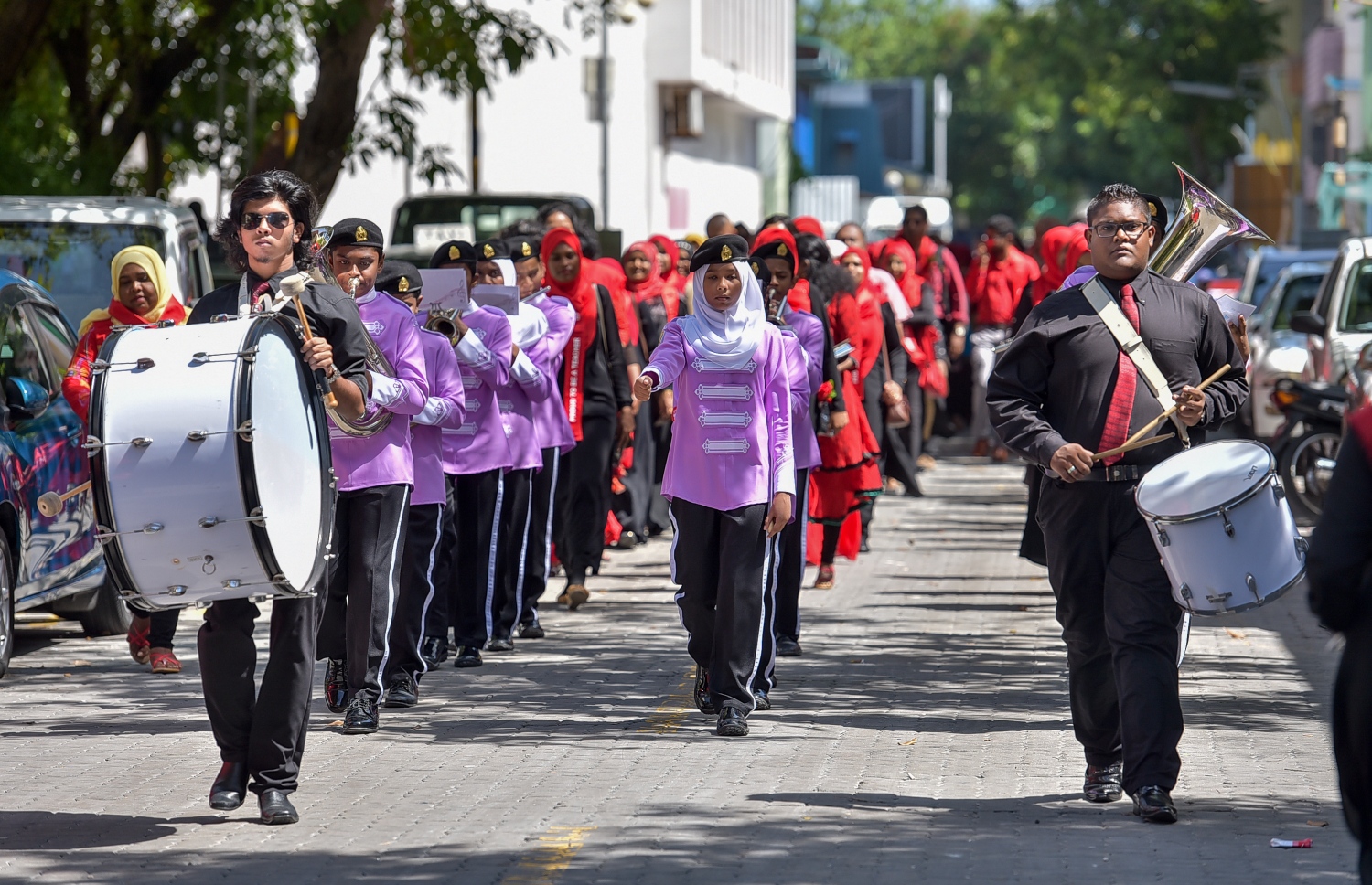 މާލެ: އޮކްޓޯބަރު 5، 2016:- ބައިނަލްއަގްވާމީ ޓީޗަރުންގެ ދުވަހުގެ ހަރަކާތްތަކަށް، ހިރިޔާ ސްކޫލުގެ ޓީޗަރުން ޕެރޭޑާއެކު، ސަފު ހަދާފައި ސްކޫލަށް ދަނީ: މި ދުވަސް ވަރަށް ކުލަގަދަކޮށް ފާހަގަކުރި.---ފޮޓޯ: ނިޝާން އަލީ/މިހާރު