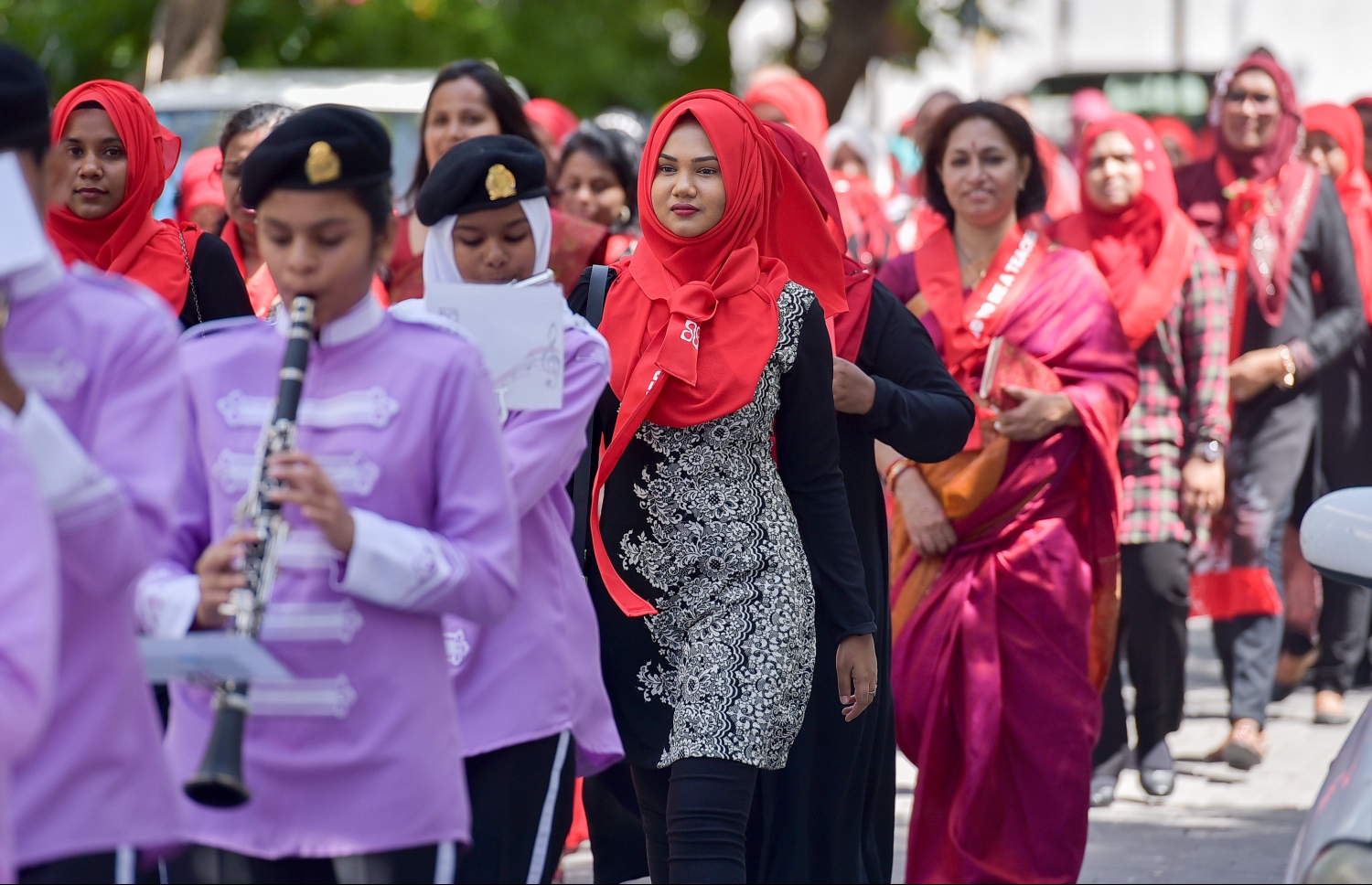 މާލެ: އޮކްޓޯބަރު 5، 2016:- ބައިނަލްއަގްވާމީ ޓީޗަރުންގެ ދުވަހުގެ ހަރަކާތްތަކަށް، ހިރިޔާ ސްކޫލުގެ ޓީޗަރުން ސަފު ހަދާފައި ސްކޫލަށް ދަނީ: މި ދުވަސް ވަރަށް ކުލަގަދަކޮށް ފާހަގަކުރި.---ފޮޓޯ: ނިޝާން އަލީ/މިހާރު