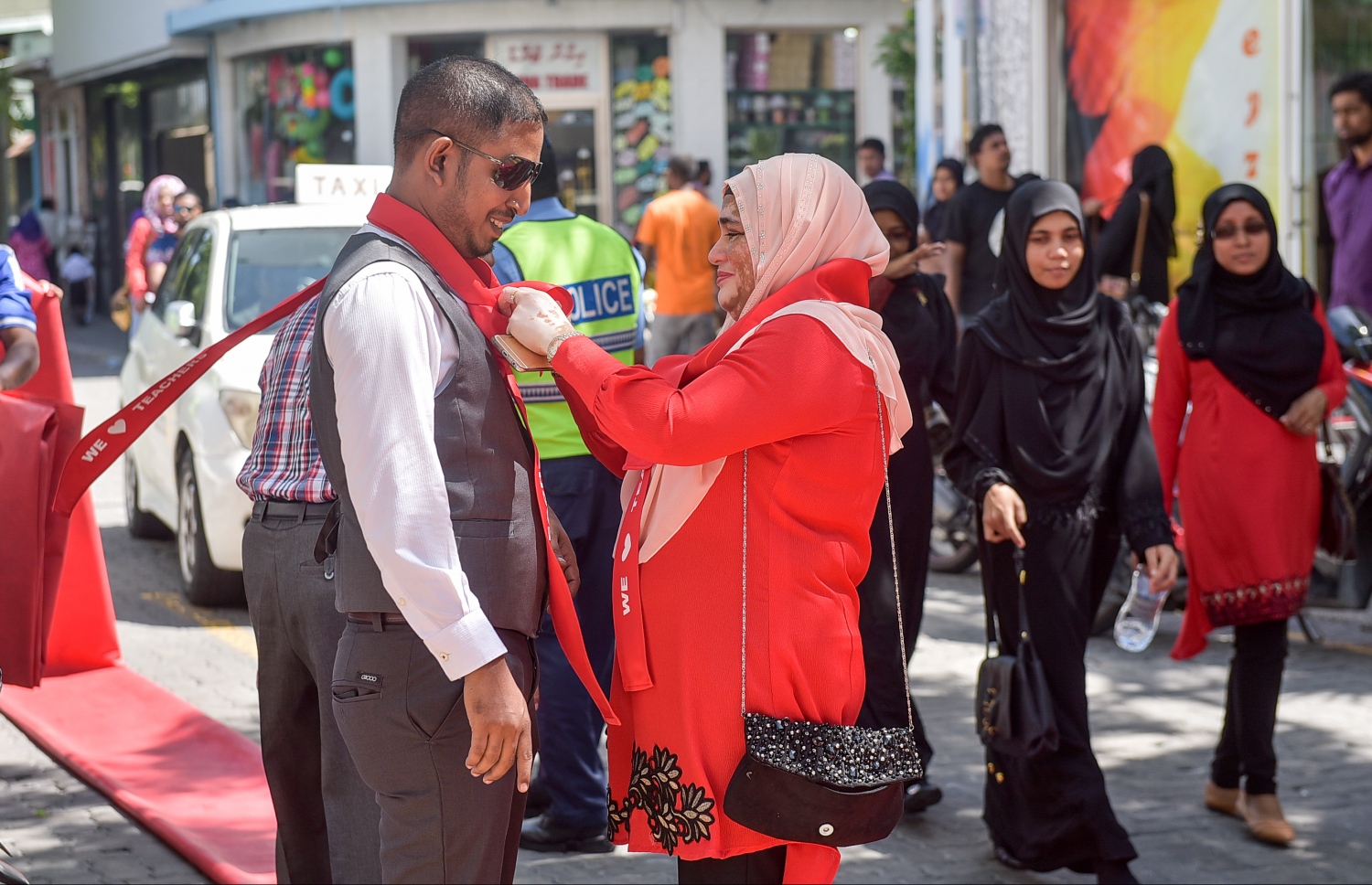 މާލެ: އޮކްޓޯބަރު 5، 2016- ބައިނަލްއަގްވާމީ ޓީޗަރުންގެ ދުވަސް ފާހަގަކުރުމަށް ހިރިޔާ ސްކޫލުގައި ބޭއްވި ހަރަކާތްތަކުގައި އެ ސްކޫލުގެ ޓީޗަރުންނާއި ކުދިން ބައިވެރިވަނީ.---ފޮޓޯ: ނިޝާން އަލީ/މިހާރު