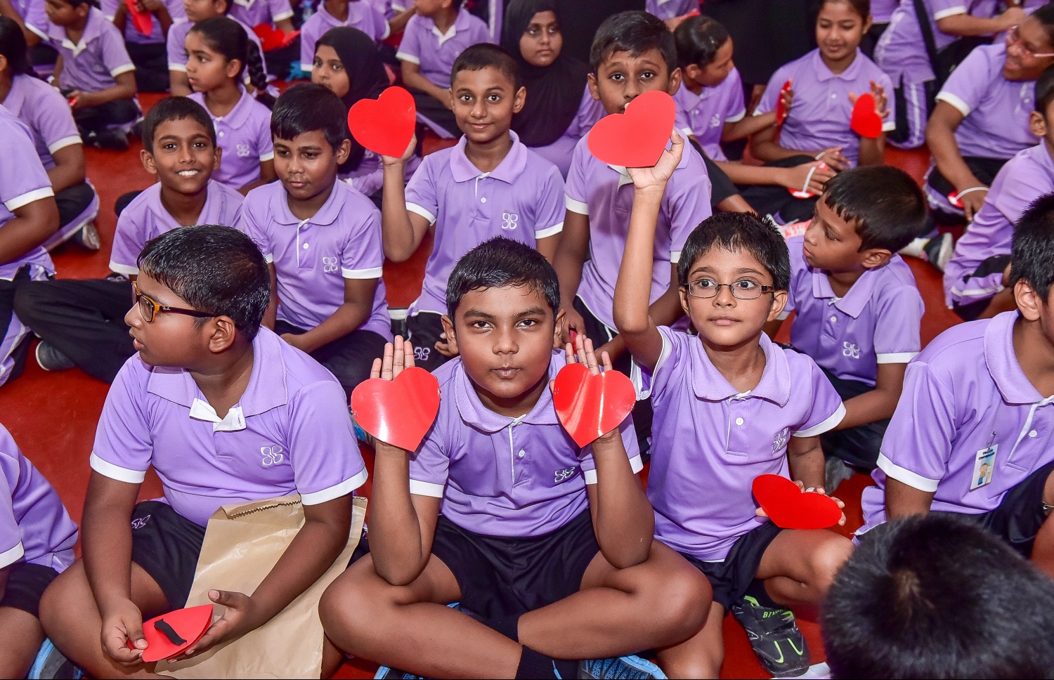 މާލެ: އޮކްޓޯބަރު 5، 2016: ބައިނަލްއަގްވާމީ ޓީޗަރުންގެ ދުވަސް ފާހަގަކުރުމަށް ހިރިޔާ ސްކޫލުގައި ބޭއްވި ހަރަކާތްތަކުގައި ބައެއް ކުދިން ބައިވެރިވަނީ: މި ދުވަސް ހިރިޔާގައި ވަރަށް ކުލަގަދަކޮށް ފާހަގަކުރި.---ފޮޓޯ: ނިޝާން އަލީ/މިހާރު