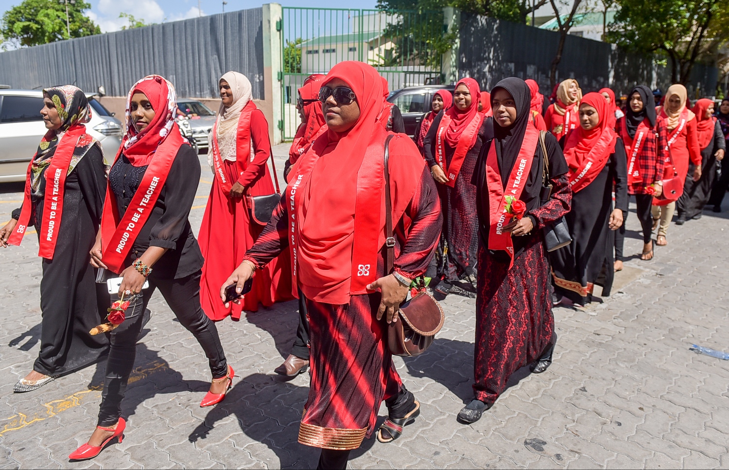 މާލެ: އޮކްޓޯބަރު 5، 2016:- ބައިނަލްއަގްވާމީ ޓީޗަރުންގެ ދުވަހުގެ ހަރަކާތްތަކަށް، ހިރިޔާ ސްކޫލުގެ ޓީޗަރުން ސަފު ހަދާފައި ސްކޫލަށް ދަނީ: މި ދުވަސް ވަރަށް ކުލަގަދަކޮށް ފާހަގަކުރި.---ފޮޓޯ: ނިޝާން އަލީ/މިހާރު