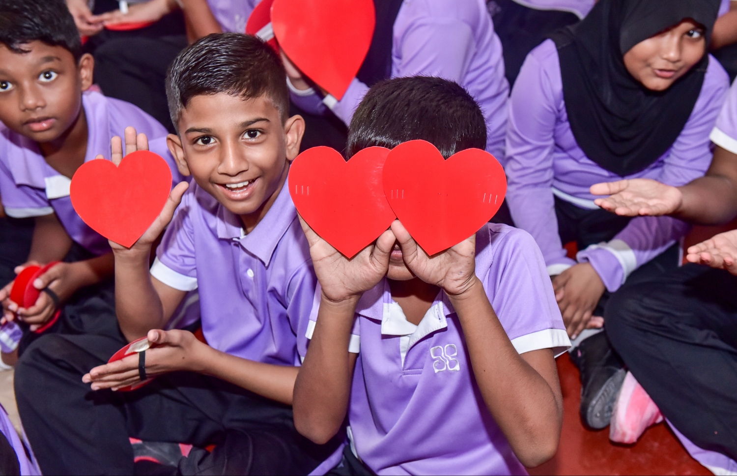 މާލެ: އޮކްޓޯބަރު 5، 2016: ބައިނަލްއަގްވާމީ ޓީޗަރުންގެ ދުވަސް ފާހަގަކުރުމަށް ހިރިޔާ ސްކޫލުގައި ބޭއްވި ހަރަކާތްތަކުގައި ބައެއް ކުދިން ބައިވެރިވަނީ: މި ދުވަސް ހިރިޔާގައި ވަރަށް ކުލަގަދަކޮށް ފާހަގަކުރި.---ފޮޓޯ: ނިޝާން އަލީ/މިހާރު