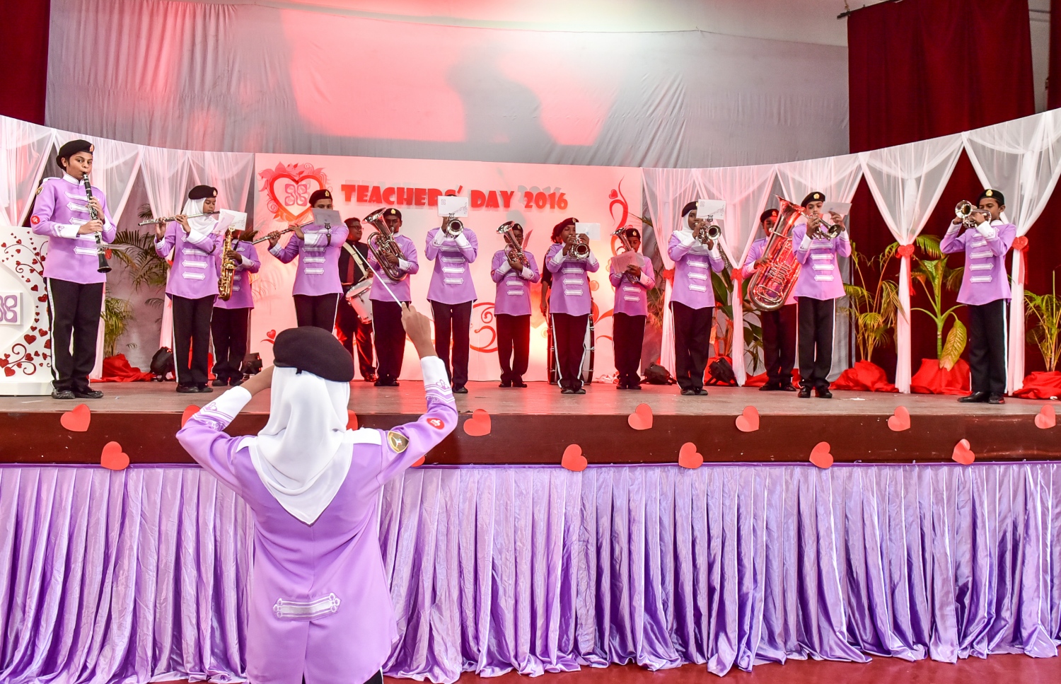 މާލެ: އޮކްޓޯބަރު 5، 2016- ބައިނަލްއަގްވާމީ ޓީޗަރުންގެ ދުވަސް ފާހަގަކުރުމަށް ހިރިޔާ ސްކޫލުގައި ބޭއްވި ހާއްސަ އެސެމްބްލީގައި، ބޭންޑް ކުދިން މިއުޒިކްގެ އައިޓަމެއް ހުށަހަޅަނީ.---ފޮޓޯ: ނިޝާން އަލީ/މިހާރު