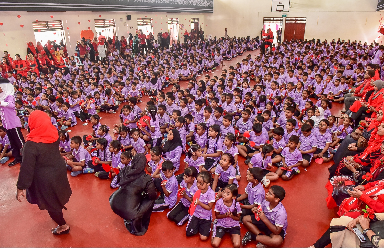 މާލެ: އޮކްޓޯބަރު 5، 2016:- ބައިނަލްއަގްވާމީ ޓީޗަރުންގެ ދުވަސް ފާހަގަކުރުމަށް ހިރިޔާ ސްކޫލުގައި ބޭއްވި ހާއްސަ އެސެމްބްލީގައި އެ ސްކޫލުގެ ކުދިންނާއި ބައެއް ޓީޗަރުން.---ފޮޓޯ: ނިޝާން އަލީ/މިހާރު