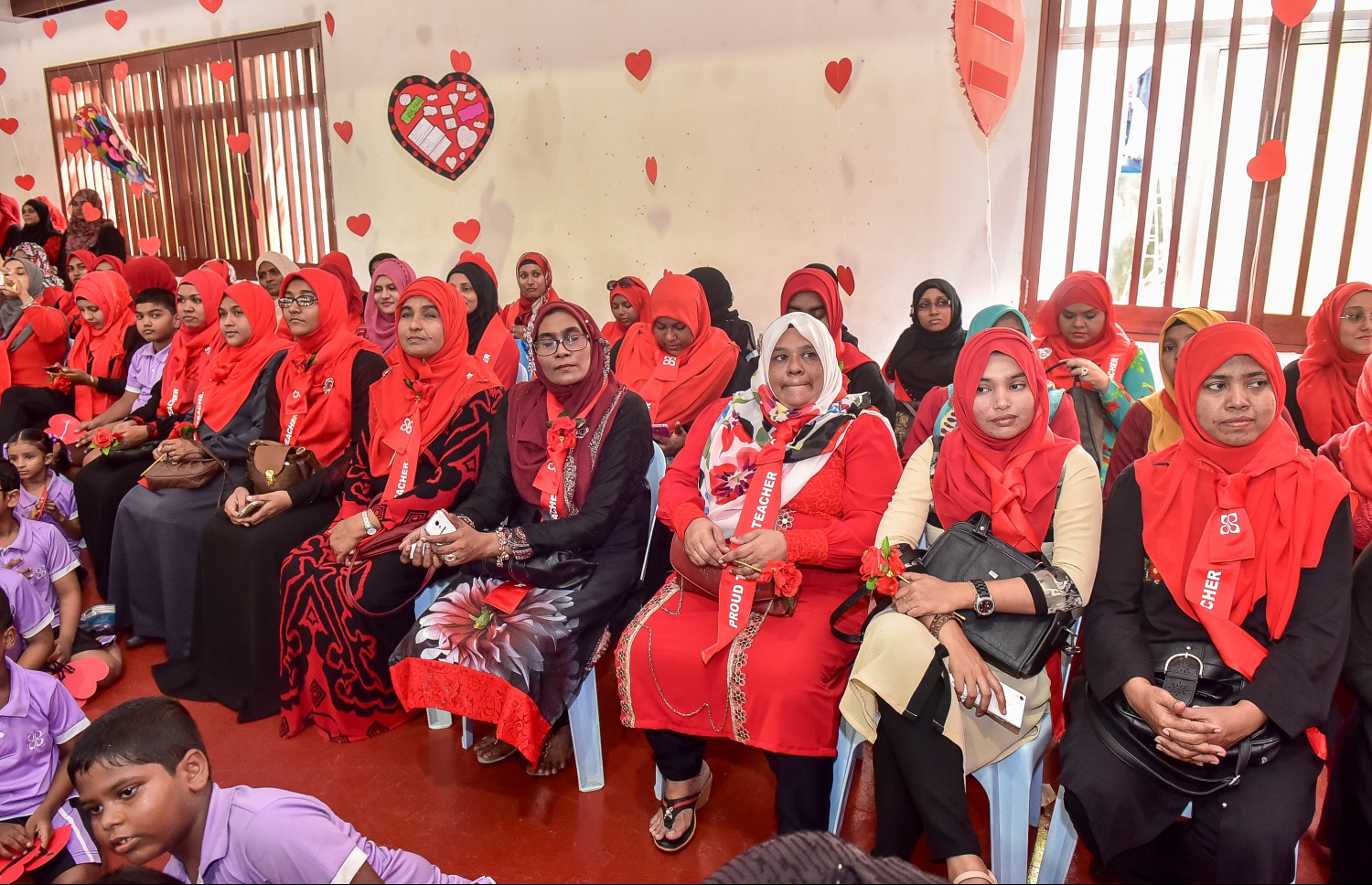 މާލެ: އޮކްޓޯބަރު 5، 2016: ބައިނަލްއަގްވާމީ ޓީޗަރުންގެ ދުވަސް ފާހަގަކުރުމަށް ހިރިޔާ ސްކޫލުގައި ބޭއްވި ހާއްސަ އެސެމްބްލީގައި ޓީޗަރުން ބައިވެރިވަނީ.---ފޮޓޯ: ނިޝާން އަލީ/މިހާރު