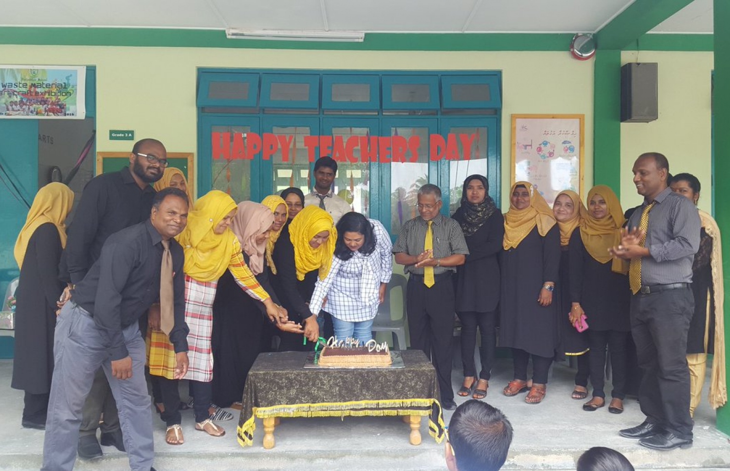 ހުޅުދޫ ސްކޫލުގައި ޓީޗަރުންގެ ދުވަސް ފާހަގަކުރުމުގެ ރަސްމިއްޔާތުގައި ކޭކެއް ފަޅަނީ.-- ފޮޓޯ: ހުޅުދޫ ސްކޫލް