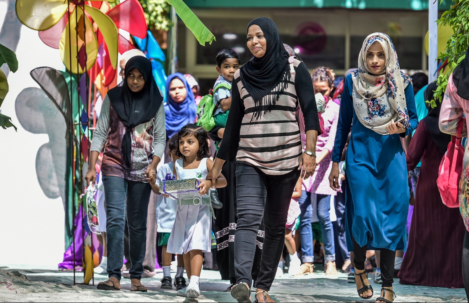 މާލެ: އޮކްޓޯބަރު 5، 2016- ބައިނަލްއަގްވާމީ ޓީޗަރުންގެ ދުވަސް ފާހަގަކުރުމުގެ ހަރަކާތްތައް ގަލޮޅު މަދްރަސާގައި ބޭއްވިއިރު، އެ ސްކޫލުގެ ތުއްތު ކުދިން ގޮވައިގެން ބެލެނިވެރިން ސްކޫލަށް ދަނީ.---ފޮޓޯ: ނިޝާން އަލީ/މިހާރު