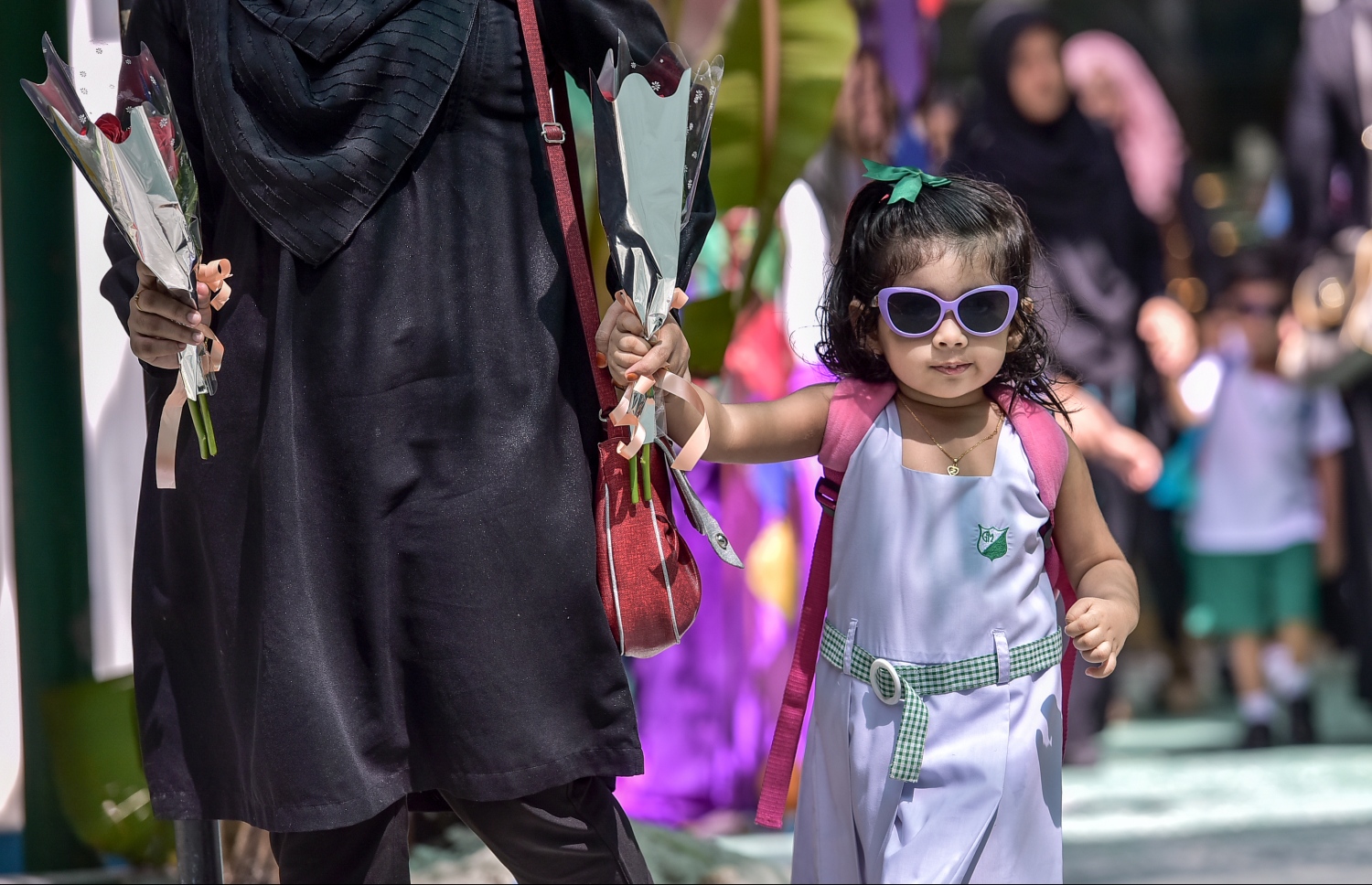 މާލެ: އޮކްޓޯބަރު 5، 2016- ބައިނަލްއަގްވާމީ ޓީޗަރުންގެ ދުވަހުގެ ހަރަކާތްތައް ގަލޮޅު މަދްރަސާގައި ފާހަގަކުރާއިރު، ޕްރީ ސްކޫލު ކުއްޖެއްގެ ޓީޗަރަށް ދިނުމަށްޓަކައި މަލެއް ހިފައިގެން އެ ކުއްޖާގެ ބެލެނިވެރިޔާއާ އެކު ދަނީ: މި ދުވަސް ވަރަށް ކުލަގަދަކޮށް ސްކޫލުގައި ފާހަގަކުރި.---ފޮޓޯ: ނިޝާން އަލީ/މިހާރު