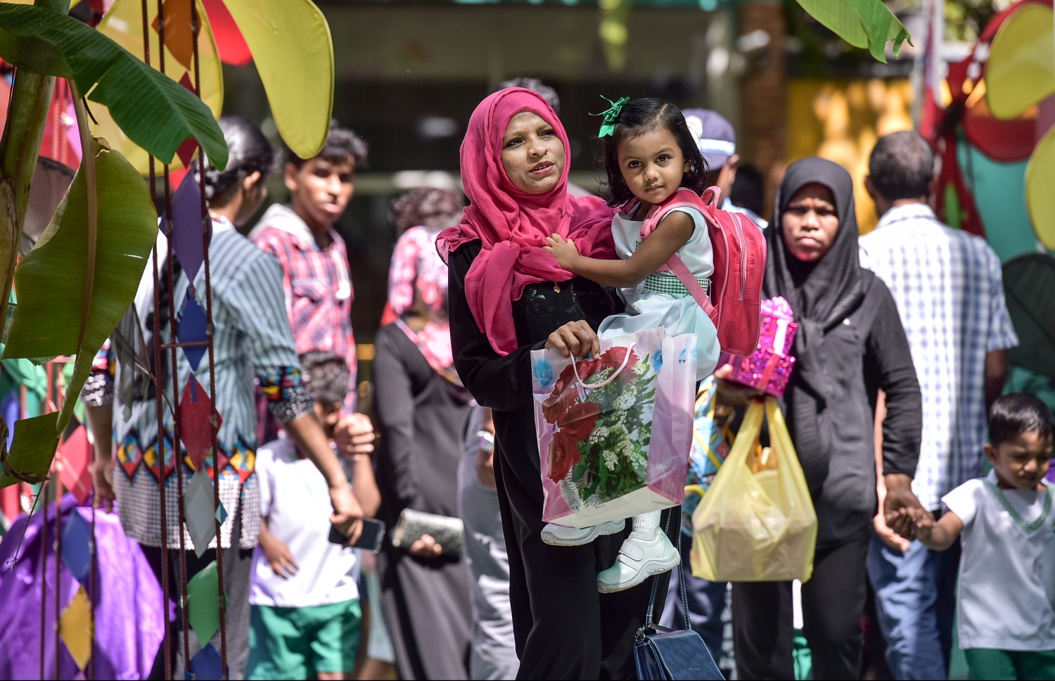 މާލެ: އޮކްޓޯބަރު 5، 2016- ބައިނަލްއަގްވާމީ ޓީޗަރުންގެ ދުވަސް ގަލޮޅު މަދްރަސާގައި ފާހަގަކުރާއިރު، ކުދިންތަކެއް ގޮވައިގެން ބެލެނިވެރިން އެ ސްކޫލުގެ ގޯތިތެރޭގައި: މި ދުވަސް ވަރަށް ކުލަގަދަކޮށް ފާހަގަކުރި.---ފޮޓޯ: ނިޝާން އަލީ/މިހާރު