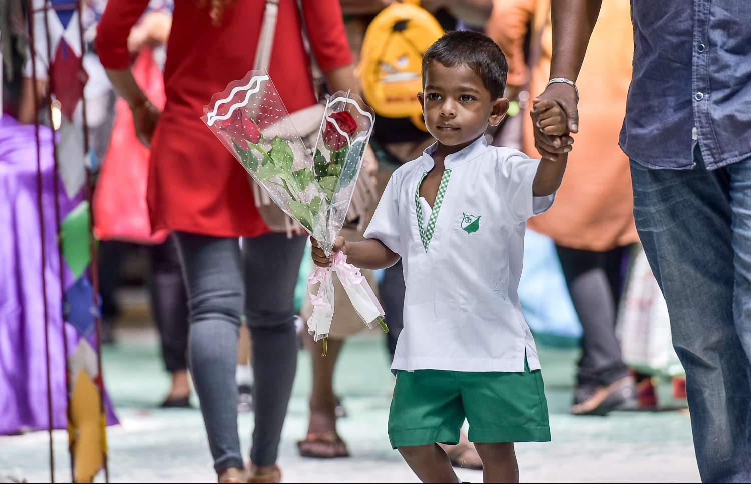 މާލެ: އޮކްޓޯބަރު 5، 2016- ގަލޮޅު މަދަރުސާގައި ޓީޗަރުންގެ ދުވަސް ފާހަގަކުރުމަށް، އެ ސްކޫލުގެ ގޯތި ތެރެއަށް ކުއްޖަކު މާ ހިފައިގެން ވަންނަނީ: ރާއްޖޭގެ ސްކޫލުތަކުގައި ބައިނަލްއަގްވާމީ ޓީޗަރުންގެ ދުވަސް މިއަދު ވަރަށް ކުލަގަދަކޮށް ފާހަގަކުރި.--- ފޮޓޯ: ނިޝާން އަލީ/މިހާރު