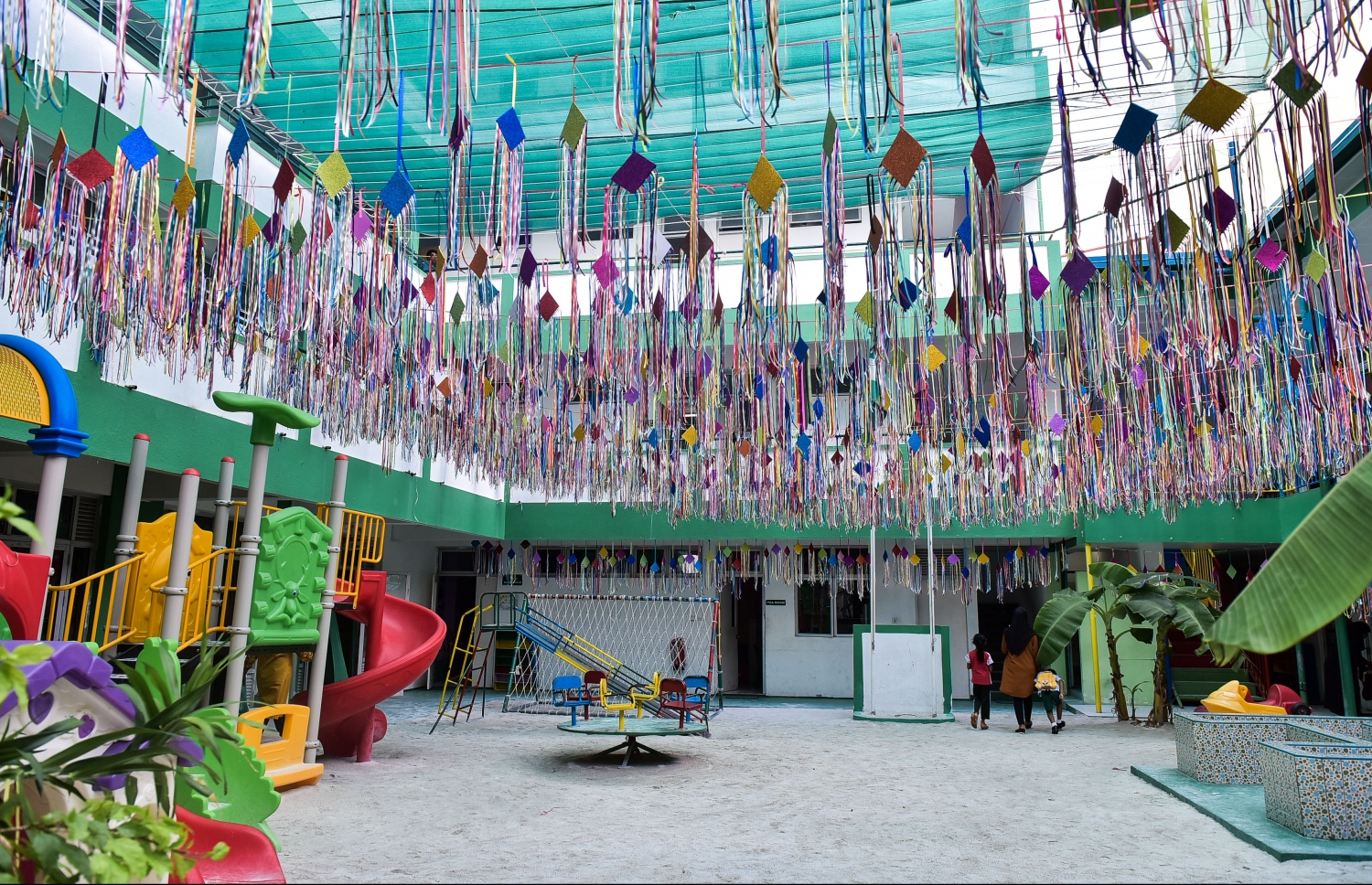 މާލެ: އޮކްޓޯބަރު 5، 2016- ބައިނަލްއަގްވާމީ ޓީޗަރުންގެ ދުވަސް ފާހަގަކުރުމަށްޓަކައި ގަލޮޅު މަދްރަސާ ޒީނަތްތެރިކޮށްފައި: ދުވަހާ ގުޅިގެން ގިނަ ހަރަކާތްތަކެއް ސްކޫލުގައި ހިންގި.---ފޮޓޯ: ނިޝާން އަލީ/މިހާރު