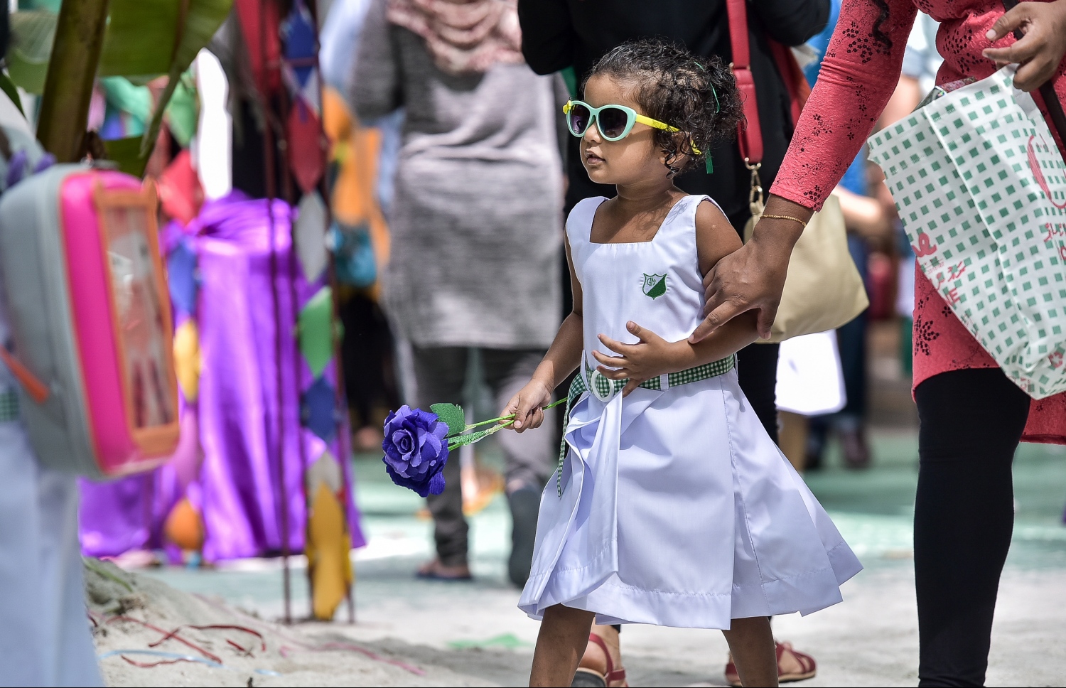 މާލެ: އޮކްޓޯބަރު 5، 2016- ގަލޮޅު މަދަރުސާގައި ޓީޗަރުންގެ ދުވަސް ފާހަގަކުރުމަށް، އެ ސްކޫލު ކުއްޖަކު މަލެއް ހިފައިގެން ސްކޫލު ގޯތި ތެރެއަށް ވަންނަނީ: ބައިނަލްއަގްވާމީ ޓީޗަރުންގެ ދުވަސް ރާއްޖޭގެ ސްކޫލުތަކުގައި މިއަދު  ވަރަށް ކުލަގަދަކޮށް ފާހަގަކުރި.--- ފޮޓޯ: ނިޝާން އަލީ/މިހާރު