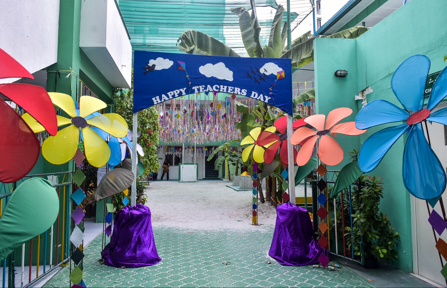 މާލެ: އޮކްޓޯބަރު 5، 2016- ގަލޮޅު މަދަރުސާގައި ޓީޗަރުންގެ ދުވަސް ފާހަގަކުރުމަށް، އެ ސްކޫލު ޒީނަތްތެރިކޮށްފައި: ބައިނަލްއަގްވާމީ ޓީޗަރުންގެ ދުވަސް ރާއްޖޭގެ ސްކޫލުތަކުގައި މިއަދު ވަރަށް ކުލަގަދަކޮށް ފާހަގަކުރި.--- ފޮޓޯ: ނިޝާން އަލީ/މިހާރު