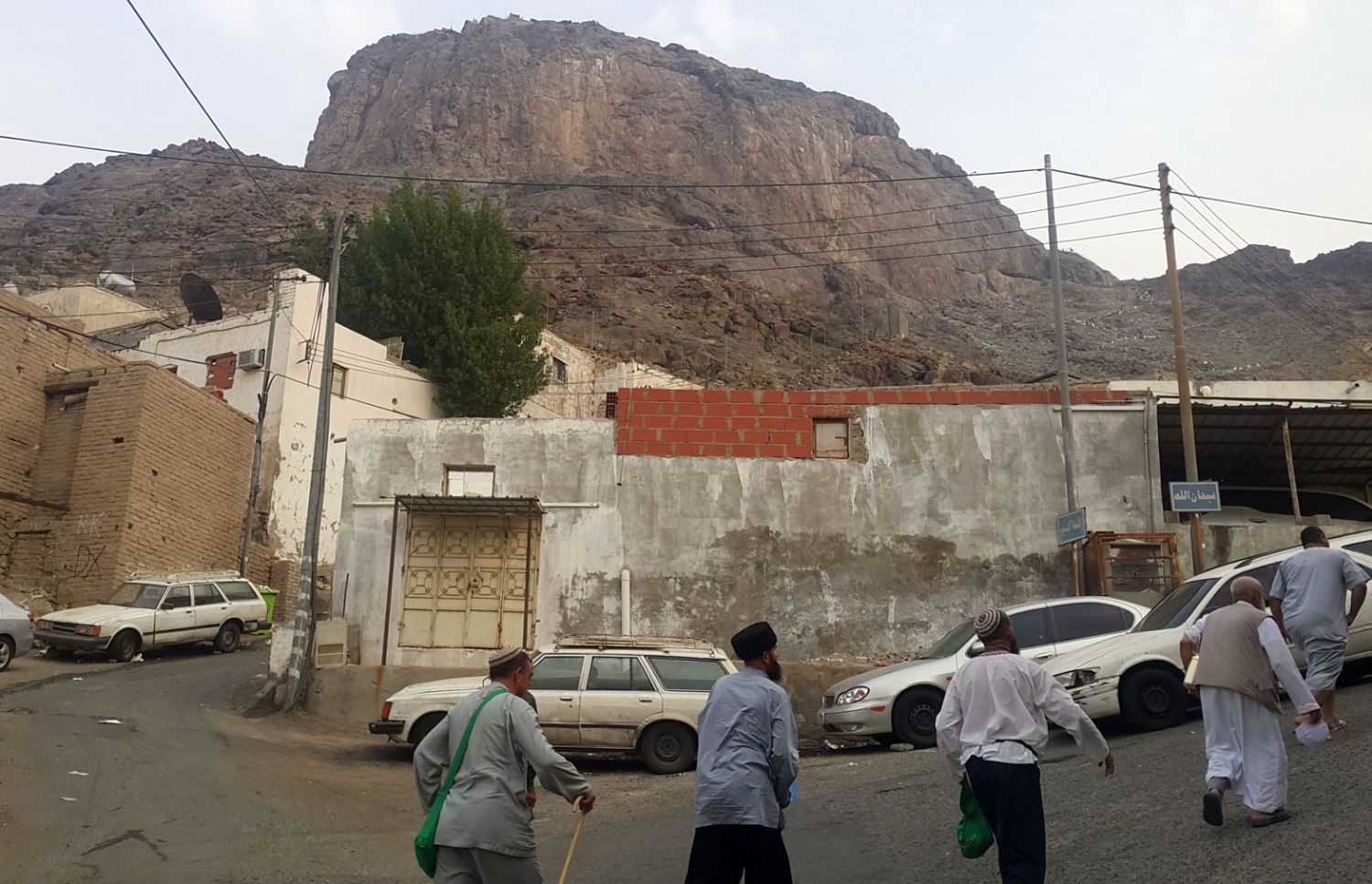 ހިރާ ފަރުބަދައިގެ ތިރީގައި ހުރެ ބަލައިލާ އިރު ފަރުބަދައިގެ އެންމެ މަތި ފެންނަ ގޮތް. މަތީގައި އުފުލިފައިވާ ބައިގެ ސަބަބުން އެހެން ހުރިހާ ފަރުބަދަތަކާ ތަފާތު ކަން ފާހަގަކުރެވޭ --ފޮޓޯ އަހްމަދު އަބްދުﷲ ސައީދު/މިހާރު