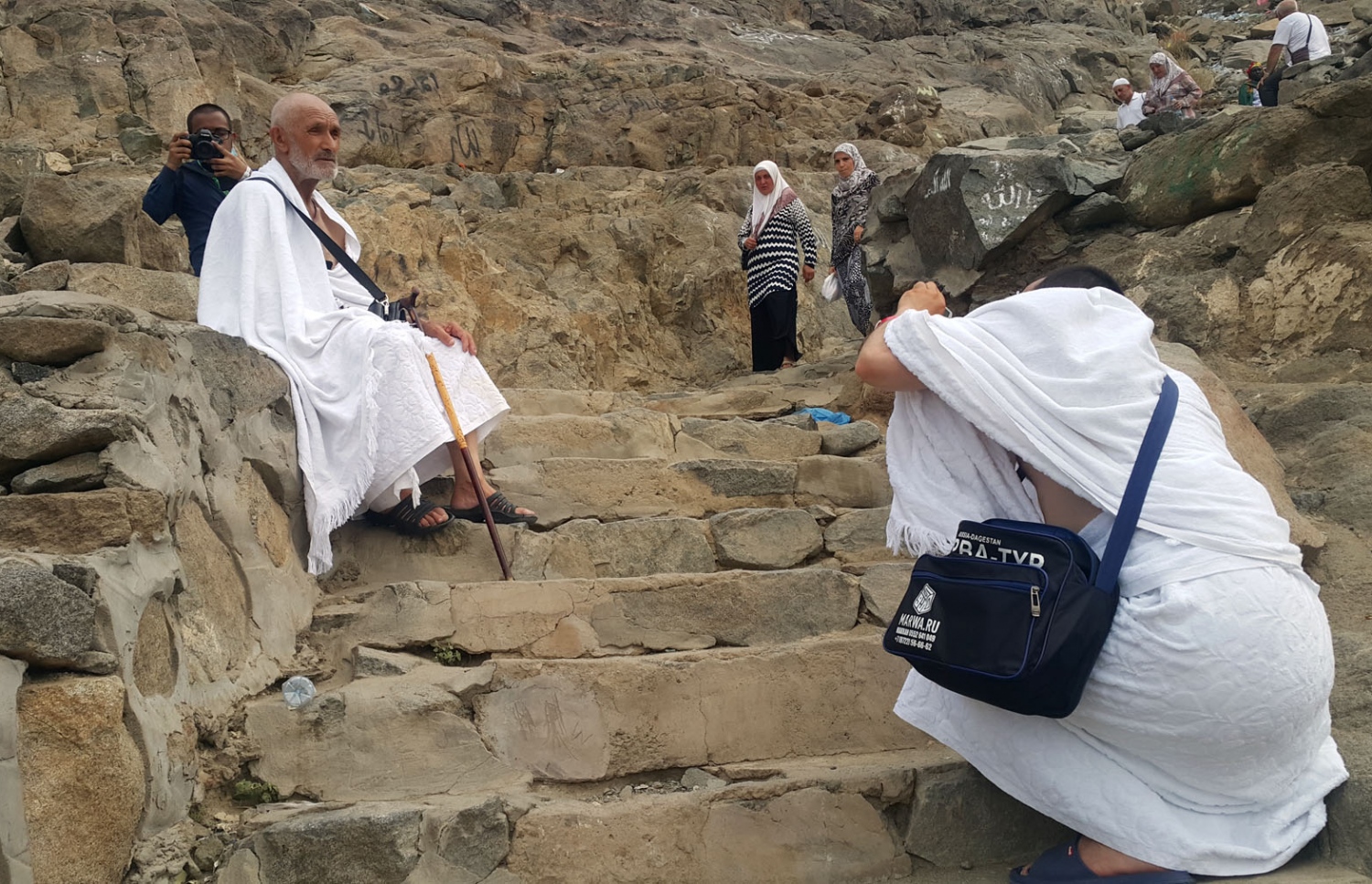 ހިރާ ފަރުބަދައިގެ މައްޗަށް އެރުމަށް ހަދާފައި ހުރި ހަރުފަތްތަކުގެ މަތީގައި އިށީނދެގެން މީހަކު ފޮޓޯ ނަގާ އިރު، އިތުރު ބަޔަކު މަތިން ތިރި އަށް ފައިބަނީ. --ފޮޓޯ އަހްމަދު އަބްދުﷲ ސައީދު/މިހާރު