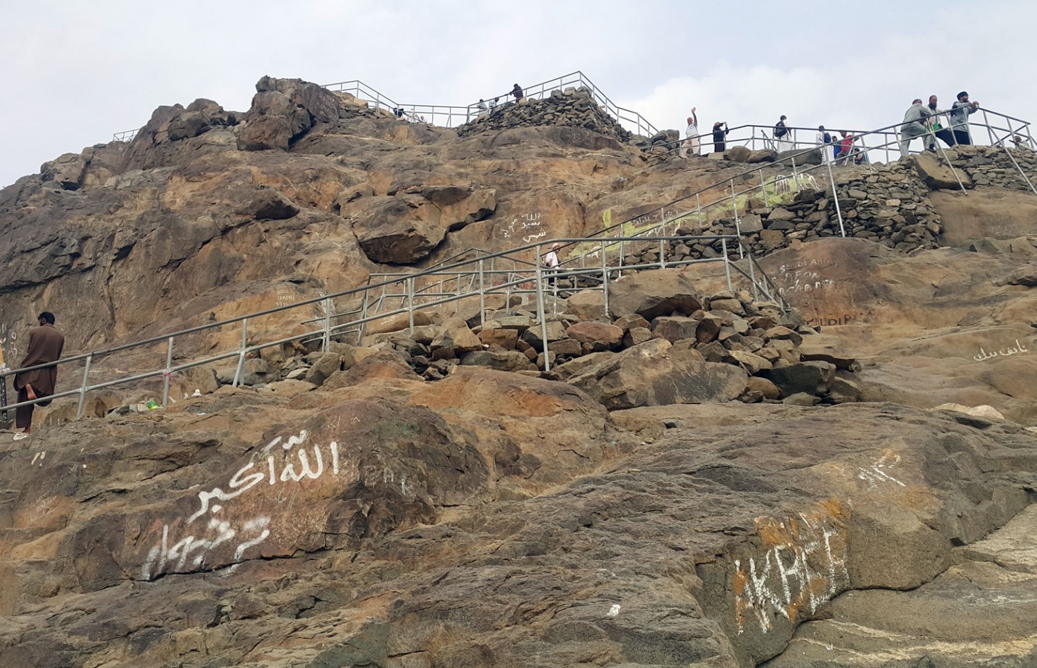 ހިރާ ފަރުބަދައިގެ މައްޗަށް އެރުމަށް ހަރުފަތްތަކުން ލާފައި މީހުން ހިނގަނީ. --ފޮޓޯ އަހްމަދު އަބްދުﷲ ސައީދު/މިހާރު