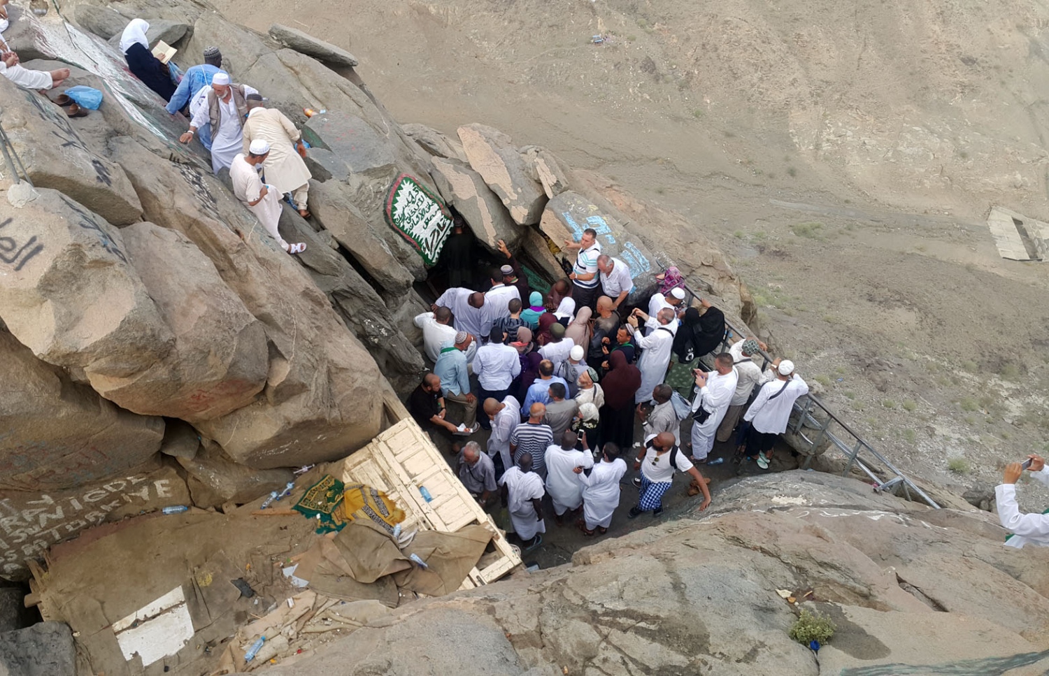 ހިރާ ފަރުބަދައިގެ ހޮހޮޅައިގައި ނަމާދު ކުރުމަށް އެ ހޮހޮޅައިގެ ކައިރި އަށް މީހުންތައް ތޮއްޖެހިފައި. --ފޮޓޯ: އަހްމަދު އަބްދުﷲ ސައީދު/މިހާރު