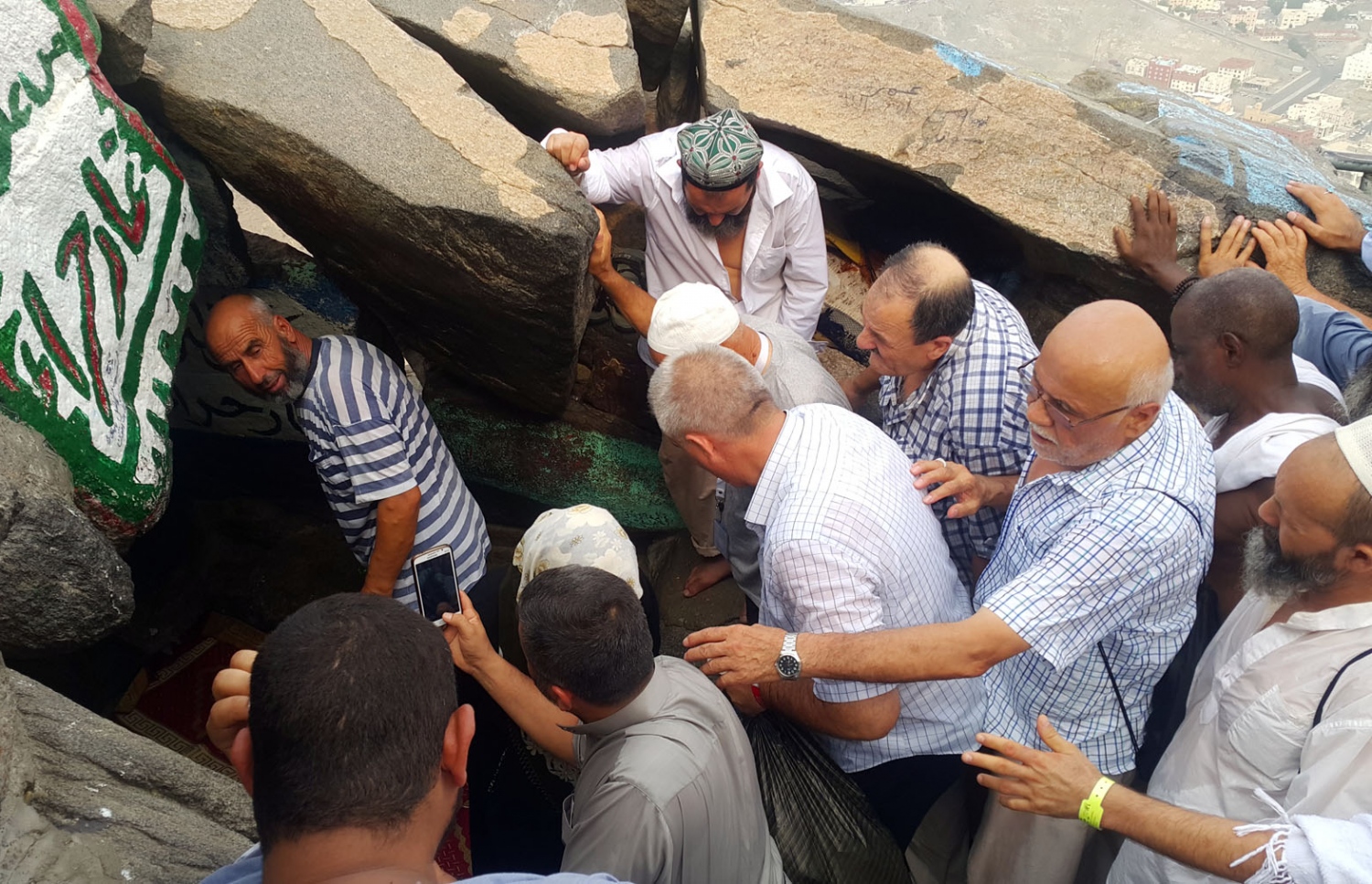 ހިރާ ފަރުބަދައިގެ ހޮހޮޅައިގެ ދޮރުމަތީގައި މީހުންތައް ތޮއްޖެހިފައި. --ފޮޓޯ އަހްމަދު އަބްދުﷲ ސައީދު/މިހާރު