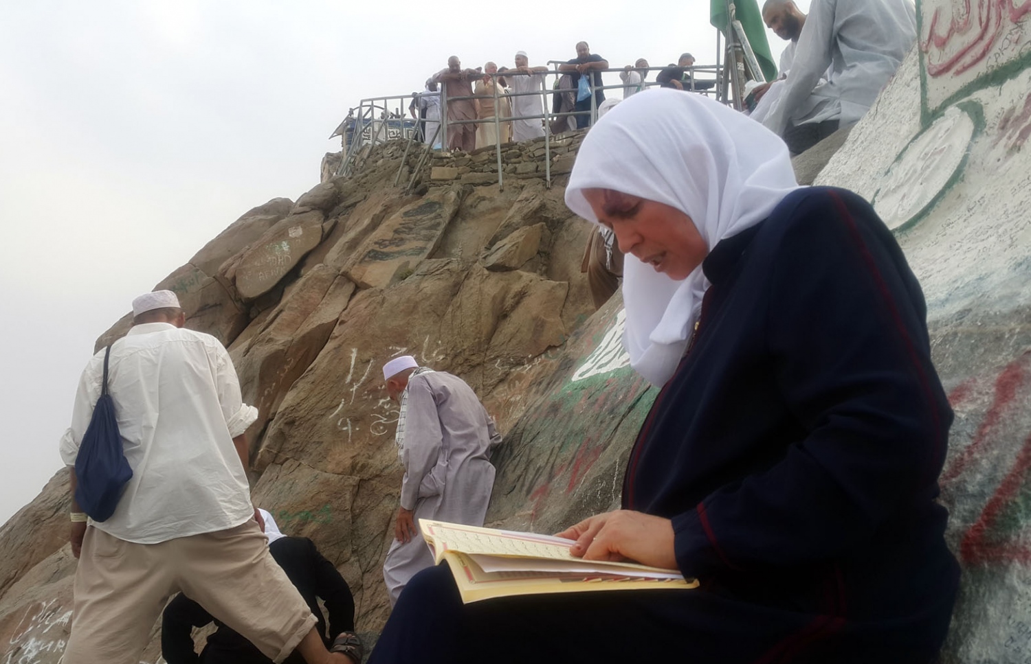 ހިރާ ފަރުބަދައިގެ ހޮހޮޅައާ ދިމާލުގައި އަންހެނަކު އިށީނދެ އިނދެ ގުރްއާން ކިޔަވަނީ. --ފޮޓޯ އަހްމަދު އަބްދުﷲ ސައީދު/މިހާރު