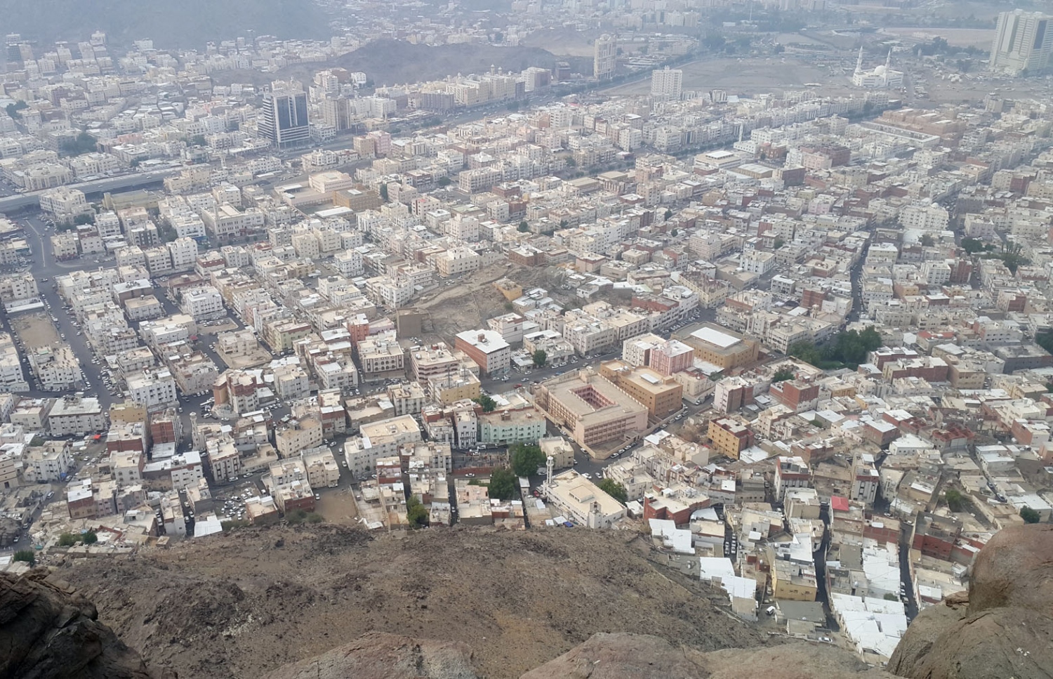 ހިރާ ފަރުބަދައިގެ އެންމެ މަތީގައި ހުރެ ބަލައިލުމުން ވަށައިގެންވާ ސަރަހައްދުގައި ހުރި އުސް އިމާރާތްތައް ފެންނަ ގޮތް. --ފޮޓޯ އަހްމަދު އަބްދުﷲ ސައީދު/މިހާރު