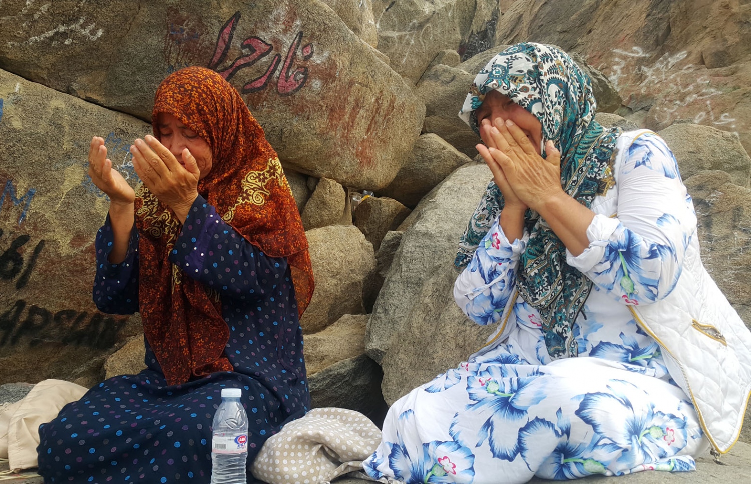 ހިރާ ފަރުބަދައިގެ މަތީގައި ދެ އަންހެނަކު އިށީނދެ ތިބެ ދުއާ ކުރަނީ. --ފޮޓޯ އަހްމަދު އަބްދުﷲ ސައީދު/މިހާރު