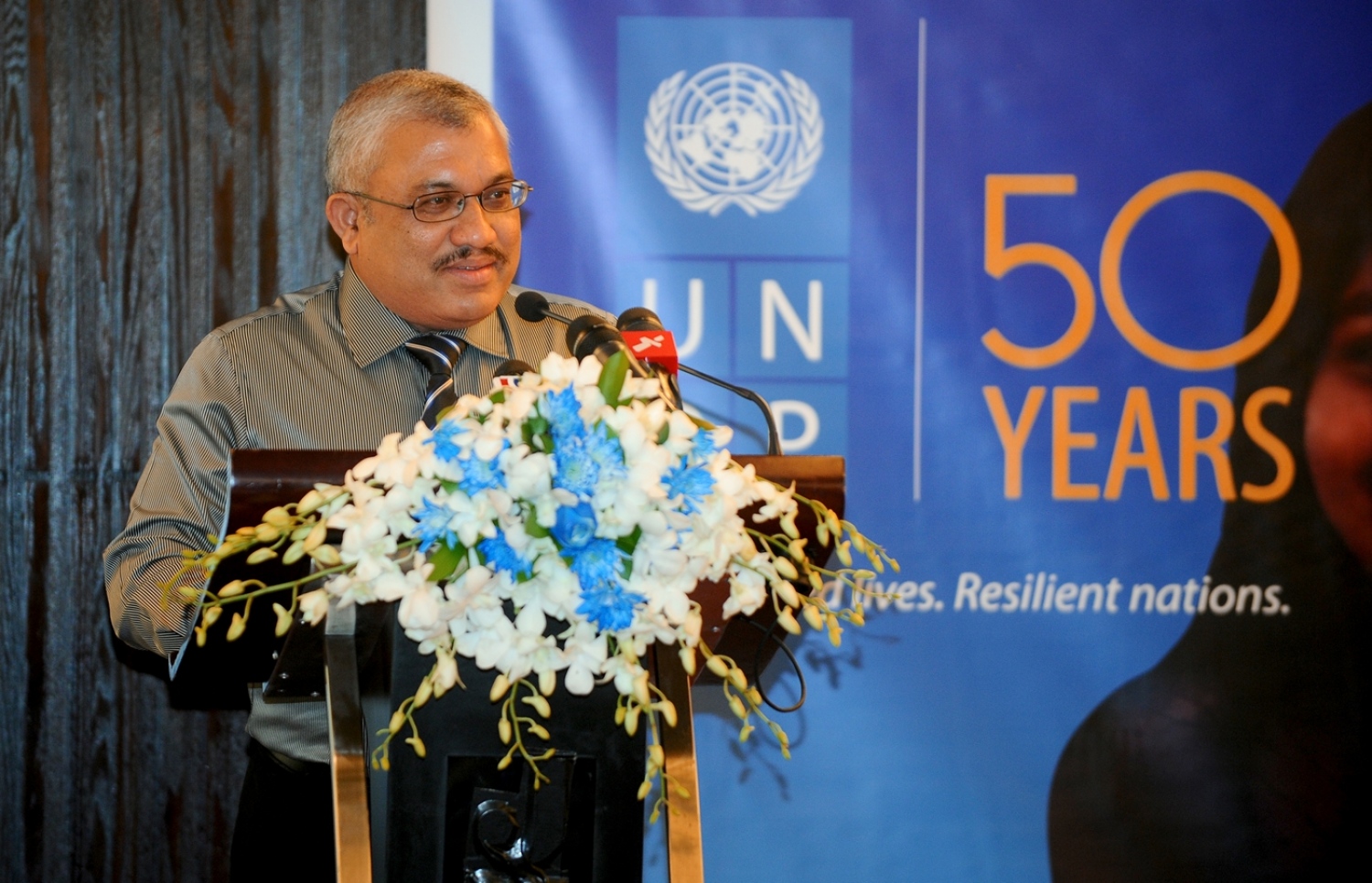 ޔޫއެންޑީޕީ އަށް 50 އަހަރު ފުރުން ފާހަގަ ކުރުމަށް ބޭއްވި ހަފުލާގައި ނައިބު ރައީސް ޖިހާދު ވާހަކަފުޅު ދައްކަވަނީ: އެ ޖަމިއްޔާ އިން އެކި ގޮތް ގޮތުން ރާއްޖެ އަށް ވެދީފައިވާ އެހީތެރިކަން އެ މަނިކުފާނު ފާހަގަ ކުރެއްވި-- ފޮޓޯ: ރައީސް އޮފީސް