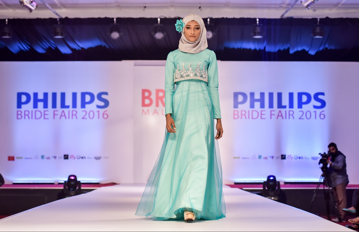 މާލެ: އޮކްޓޯބަރު 5، 2016- ބްރައިޑް މޯލްޑިވްސް އިން އިންތިޒާމްކޮށްގެން ރާއްޖޭގައި ބާއްވާ މި އަހަރުގެ ބްރައިޑް ފެއާ ހުޅުވުމުގެ ހަފުލާގައި ޒުވާން އަންހެންކުއްޖަކު ހެދުމެއް ދައްކާލަނީ: ރާއްޖޭގެ ފެޝަން ދާއިރާގެ އެންމެ ފަހުގެ އުފެއްދުންތައް އާންމުންނަށް ދައްކައިލުމަށް ބާއްވާ މި ފެއާގައި 29 ސްޓޯލް އެބަހުރި. ފެއާ އޮންނާނީ އޮކްޓޯބަރު 8، 2016 ވަނަ ދުވަހުގެ ރެއާ ހަމައަށް ދަރުބާރުގޭގައި.--- ފޮޓޯ: ނިޝާން އަލީ/ މިހާރު