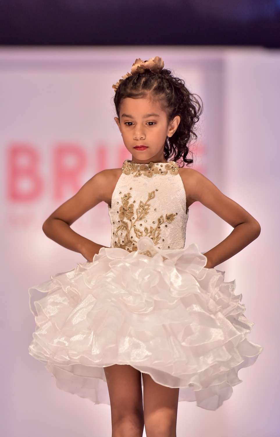 މާލެ: އޮކްޓޯބަރު 5، 2016- ބްރައިޑް މޯލްޑިވްސް އިން އިންތިޒާމްކޮށްގެން ރާއްޖޭގައި ބާއްވާ މި އަހަރުގެ ބްރައިޑް ފެއާ ހުޅުވުމުގެ ހަފުލާގައި ކުޑަ އަންހެންކުއްޖަކު ހެދުމެއް ދައްކާލަނީ: ރާއްޖޭގެ ފެޝަން ދާއިރާގެ އެންމެ ފަހުގެ އުފެއްދުންތައް އާންމުންނަށް ދައްކައިލުމަށް ބާއްވާ މި ފެއާގައި 29 ސްޓޯލް އެބަހުރި. ފެއާ އޮންނާނީ އޮކްޓޯބަރު 8، 2016 ވަނަ ދުވަހުގެ ރެއާ ހަމައަށް ދަރުބާރުގޭގައި.--- ފޮޓޯ: ނިޝާން އަލީ/ މިހާރު