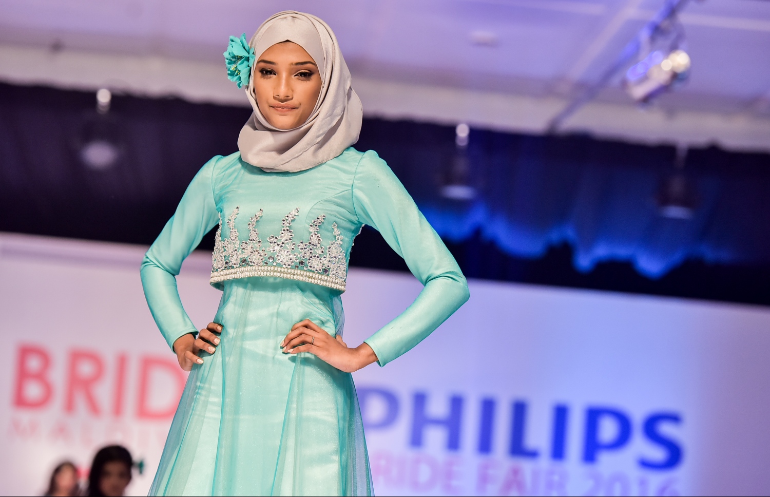 މާލެ: އޮކްޓޯބަރު 5، 2016- ބްރައިޑް މޯލްޑިވްސް އިން އިންތިޒާމްކޮށްގެން ރާއްޖޭގައި ބާއްވާ މި އަހަރުގެ ބްރައިޑް ފެއާ ހުޅުވުމުގެ ހަފުލާގައި ހެދުމެއްގެ ޑިޒައިން ޒުވާން އަންހެނަކު ދައްކާލަނީ: ރާއްޖޭގެ ފެޝަން ދާއިރާގެ އެންމެ ފަހުގެ އުފެއްދުންތައް އާންމުންނަށް ދައްކައިލުމަށް ބާއްވާ މި ފެއާގައި 29 ސްޓޯލް އެބަހުރި. ފެއާ އޮންނާނީ އޮކްޓޯބަރު 8، 2016 ވަނަ ދުވަހުގެ ރެއާ ހަމައަށް ދަރުބާރުގޭގައި.--- ފޮޓޯ: ނިޝާން އަލީ/ މިހާރު