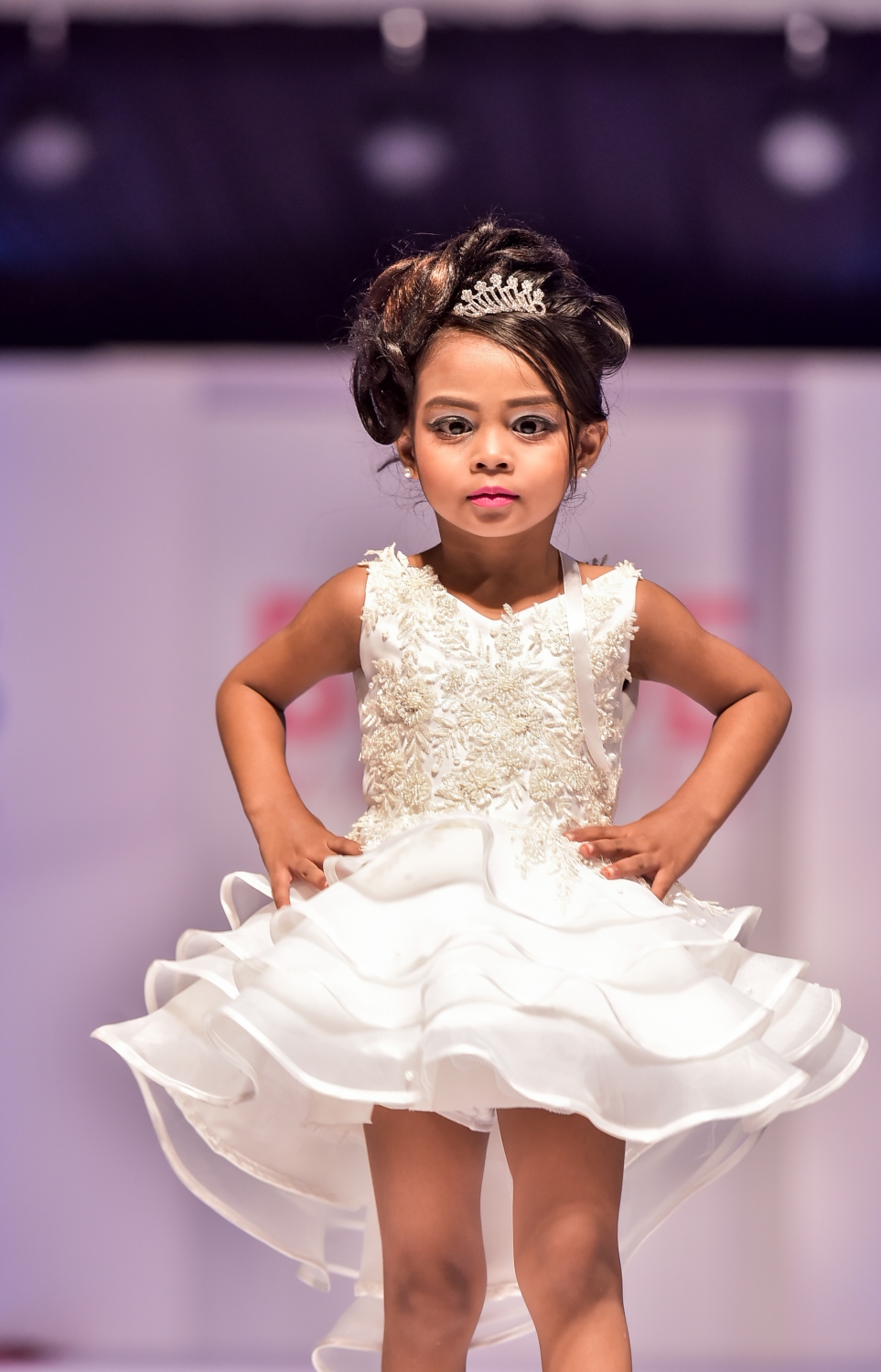 މާލެ: އޮކްޓޯބަރު 5، 2016- ބްރައިޑް މޯލްޑިވްސް އިން އިންތިޒާމްކޮށްގެން ރާއްޖޭގައި ބާއްވާ މި އަހަރުގެ ބްރައިޑް ފެއާ ހުޅުވުމުގެ ހަފުލާގައި ކުޑަ އަންހެންކުއްޖަކު ހެދުމެއް ދައްކާލަނީ: ރާއްޖޭގެ ފެޝަން ދާއިރާގެ އެންމެ ފަހުގެ އުފެއްދުންތައް އާންމުންނަށް ދައްކައިލުމަށް ބާއްވާ މި ފެއާގައި 29 ސްޓޯލް އެބަހުރި. ފެއާ އޮންނާނީ އޮކްޓޯބަރު 8، 2016 ވަނަ ދުވަހުގެ ރެއާ ހަމައަށް ދަރުބާރުގޭގައި.--- ފޮޓޯ: ނިޝާން އަލީ/ މިހާރު