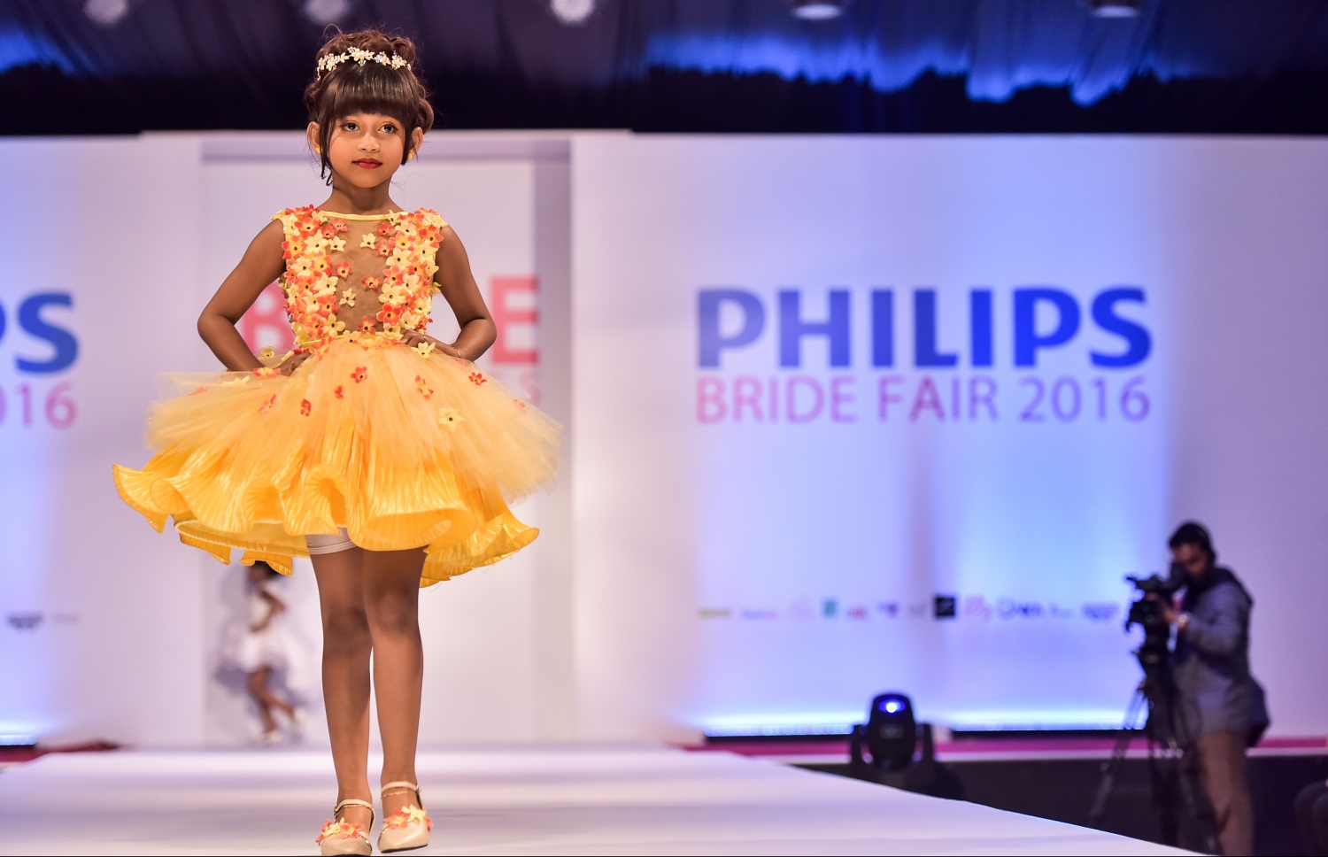 ބްރައިޑް ފެއާގެ ތެރެއިން މިރޭ ބޭއްވި ފެޝަން ޝޯގައި ހެދުމެއް ދައްކާލަނީ.-- ފޮޓޯ: ނިޝާން އަލީ/ މިހާރު