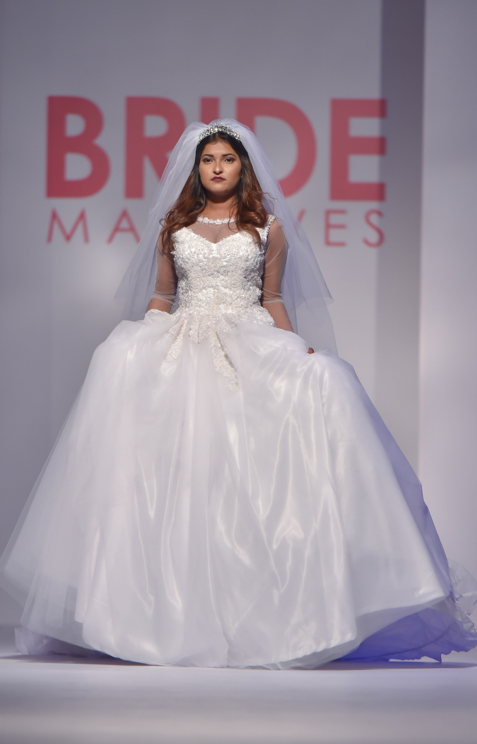 މާލެ: އޮކްޓޯބަރު 5، 2016- ބްރައިޑް މޯލްޑިވްސް އިން އިންތިޒާމްކޮށްގެން ރާއްޖޭގައި ބާއްވާ މި އަހަރުގެ ބްރައިޑް ފެއާ ހުޅުވުމުގެ ހަފުލާގައި ހެދުމެއްގެ ޑިޒައިން ދައްކާލަނީ: ރާއްޖޭގެ ފެޝަން ދާއިރާގެ އެންމެ ފަހުގެ އުފެއްދުންތައް އާންމުންނަށް ދައްކައިލުމަށް ބާއްވާ މި ފެއާގައި 29 ސްޓޯލް އެބަހުރި. ފެއާ އޮންނާނީ އޮކްޓޯބަރު 8، 2016 ވަނަ ދުވަހުގެ ރެއާ ހަމައަށް ދަރުބާރުގޭގައި.--- ފޮޓޯ: މުހައްމަދު ޝަރުހާން/ މިހާރު